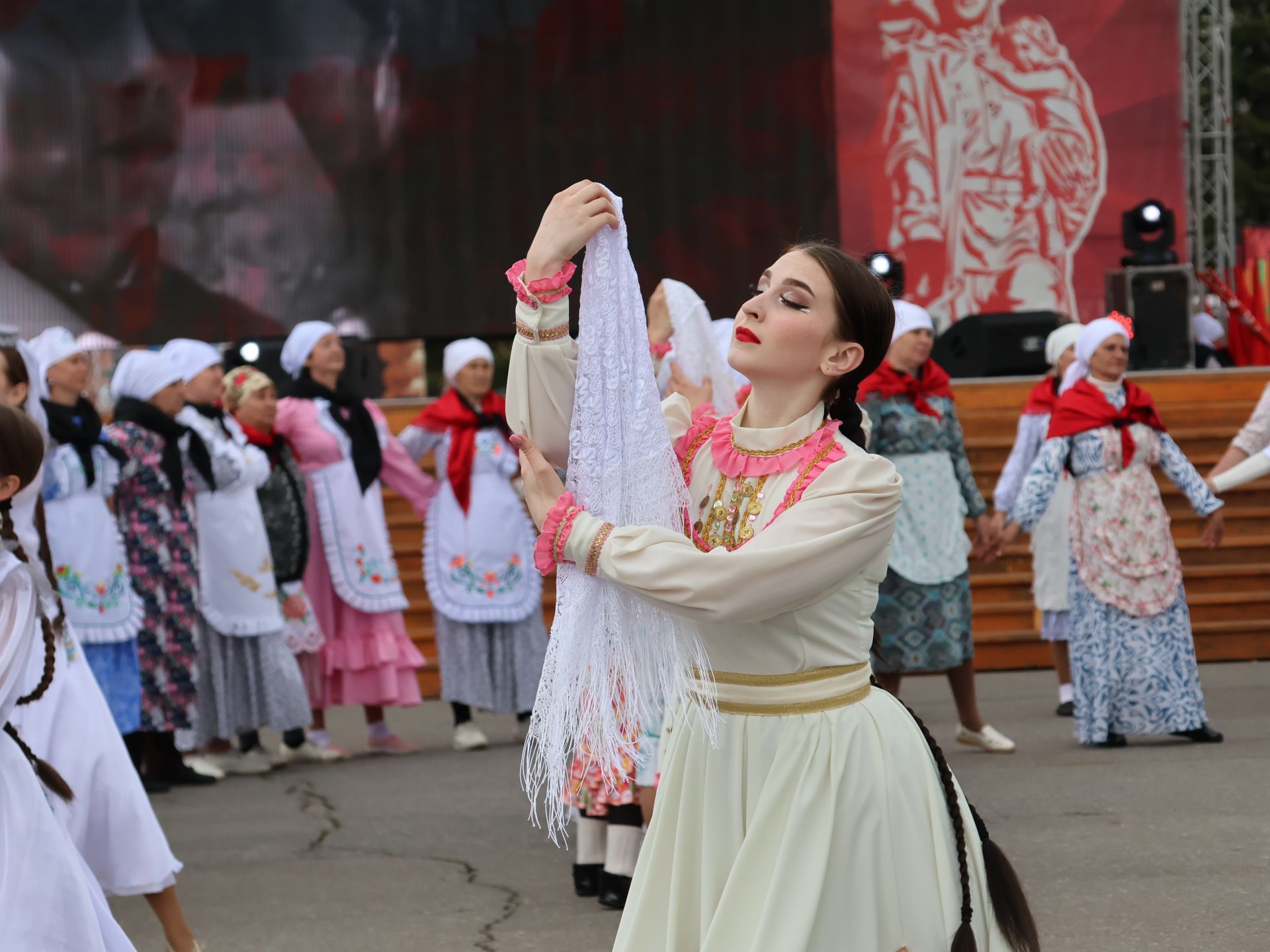 Җиңү килде җирне нурга күмеп, Шатлык белән күзне чылатып!