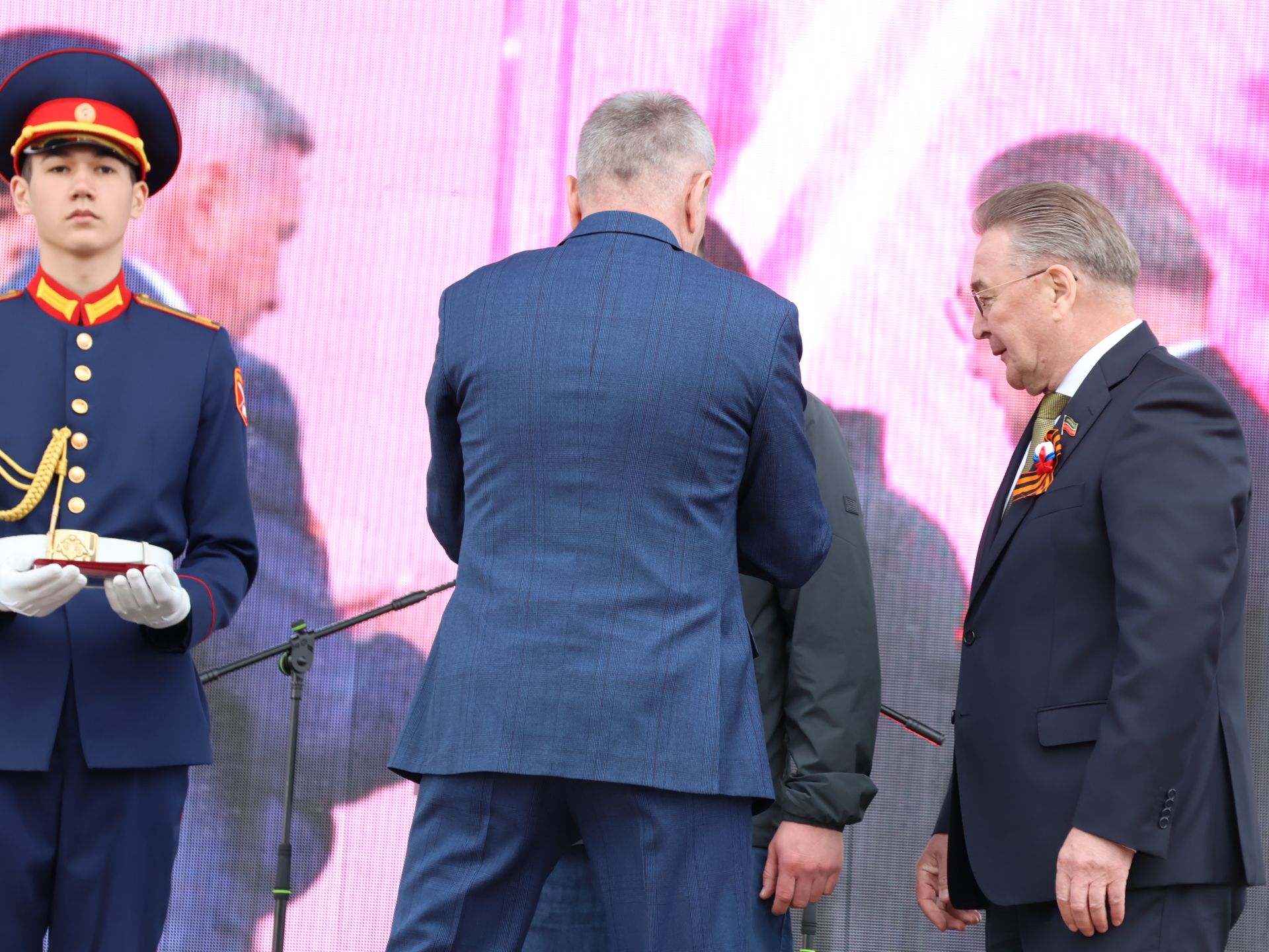 Җиңү килде җирне нурга күмеп, Шатлык белән күзне чылатып!