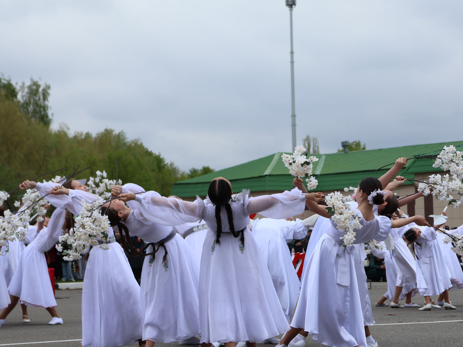 Җиңү килде җирне нурга күмеп, Шатлык белән күзне чылатып!