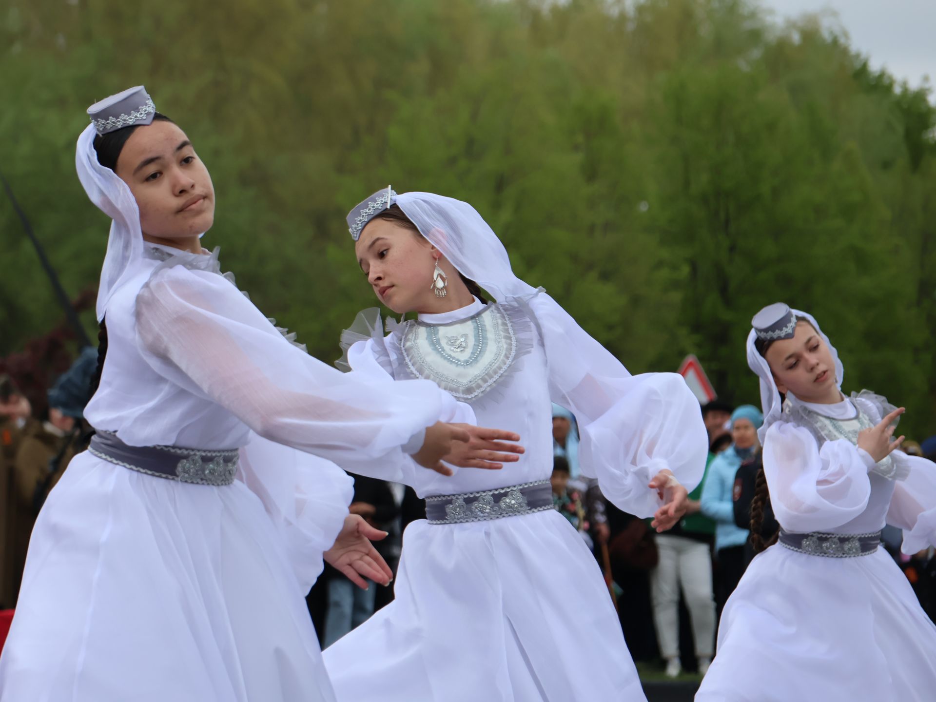 Җиңү килде җирне нурга күмеп, Шатлык белән күзне чылатып!