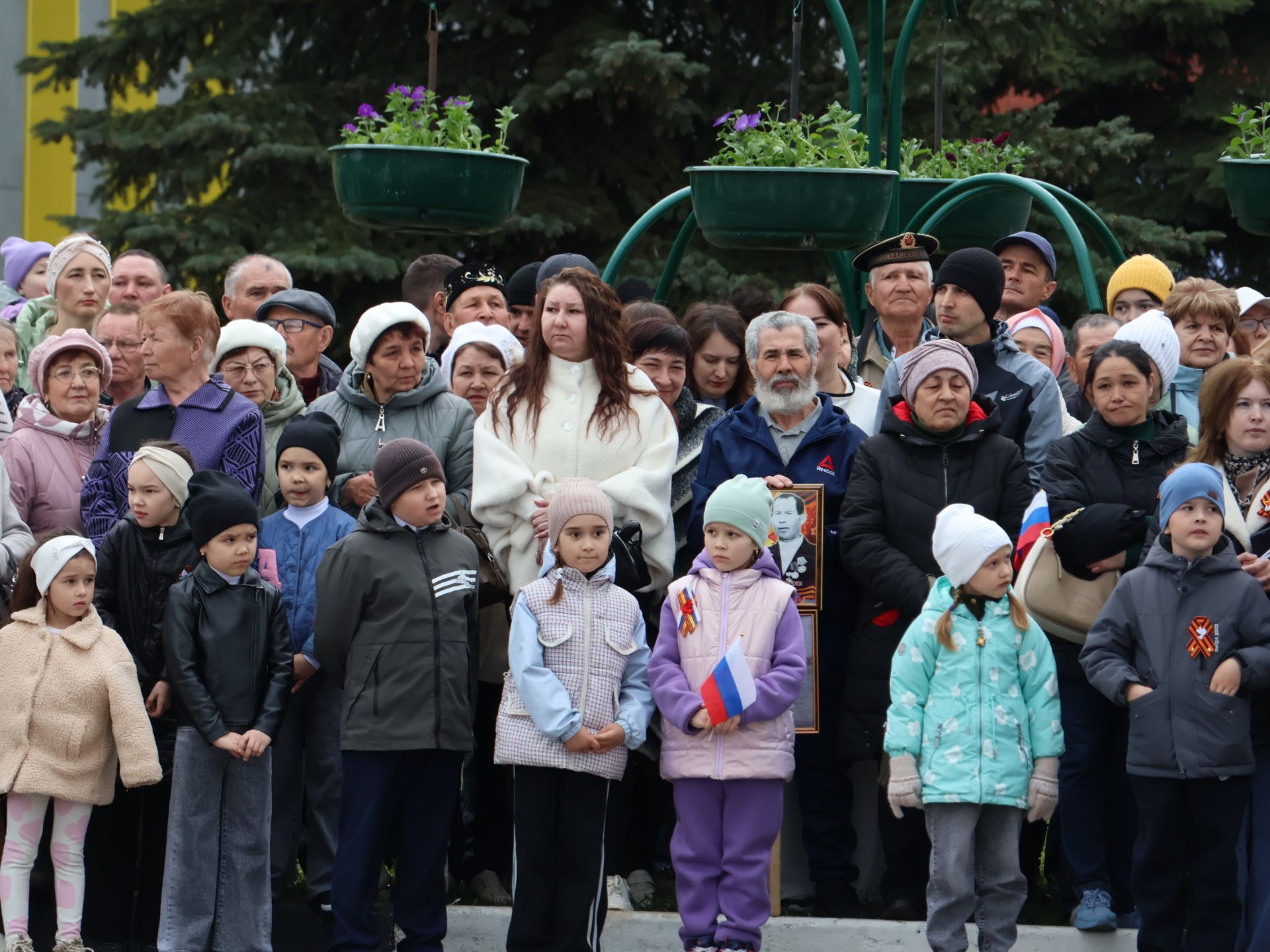 Җиңү килде җирне нурга күмеп, Шатлык белән күзне чылатып!