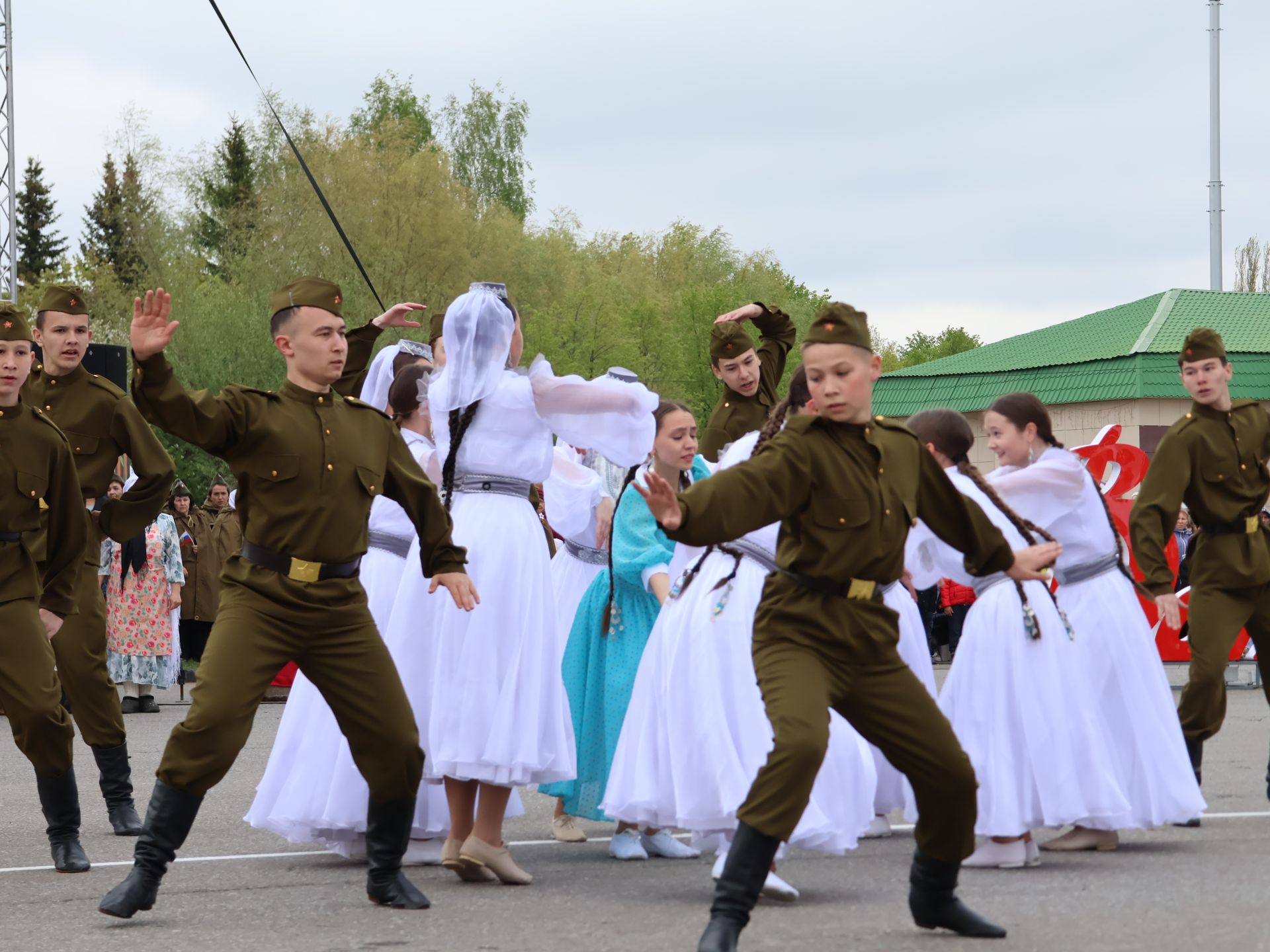 Җиңү килде җирне нурга күмеп, Шатлык белән күзне чылатып!