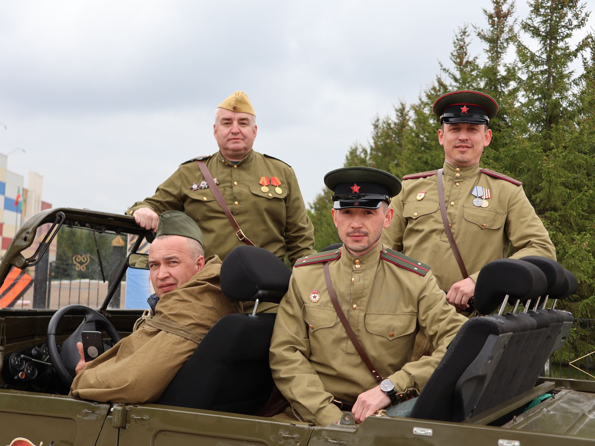 Җиңү килде җирне нурга күмеп, Шатлык белән күзне чылатып!