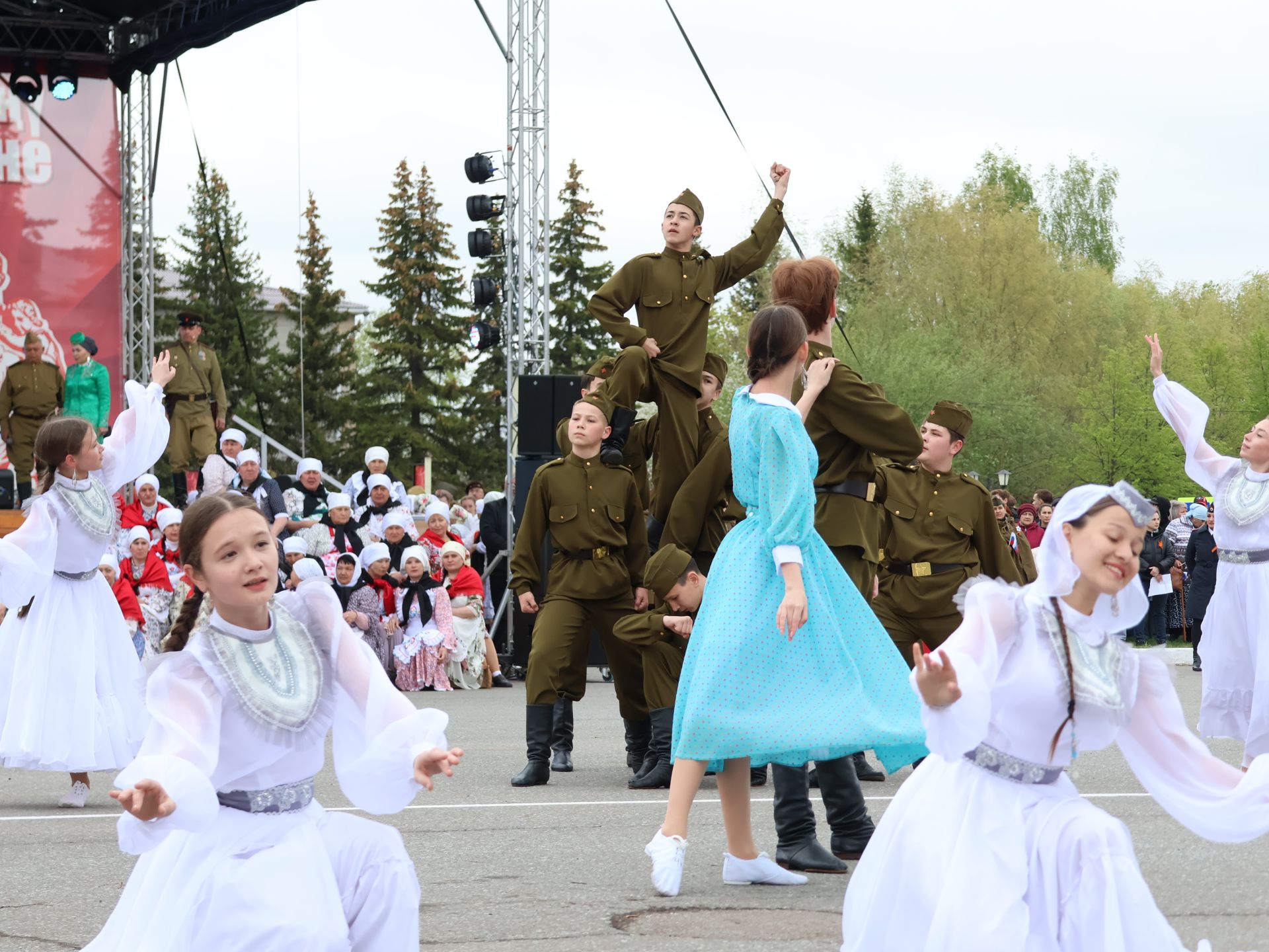 Җиңү килде җирне нурга күмеп, Шатлык белән күзне чылатып!