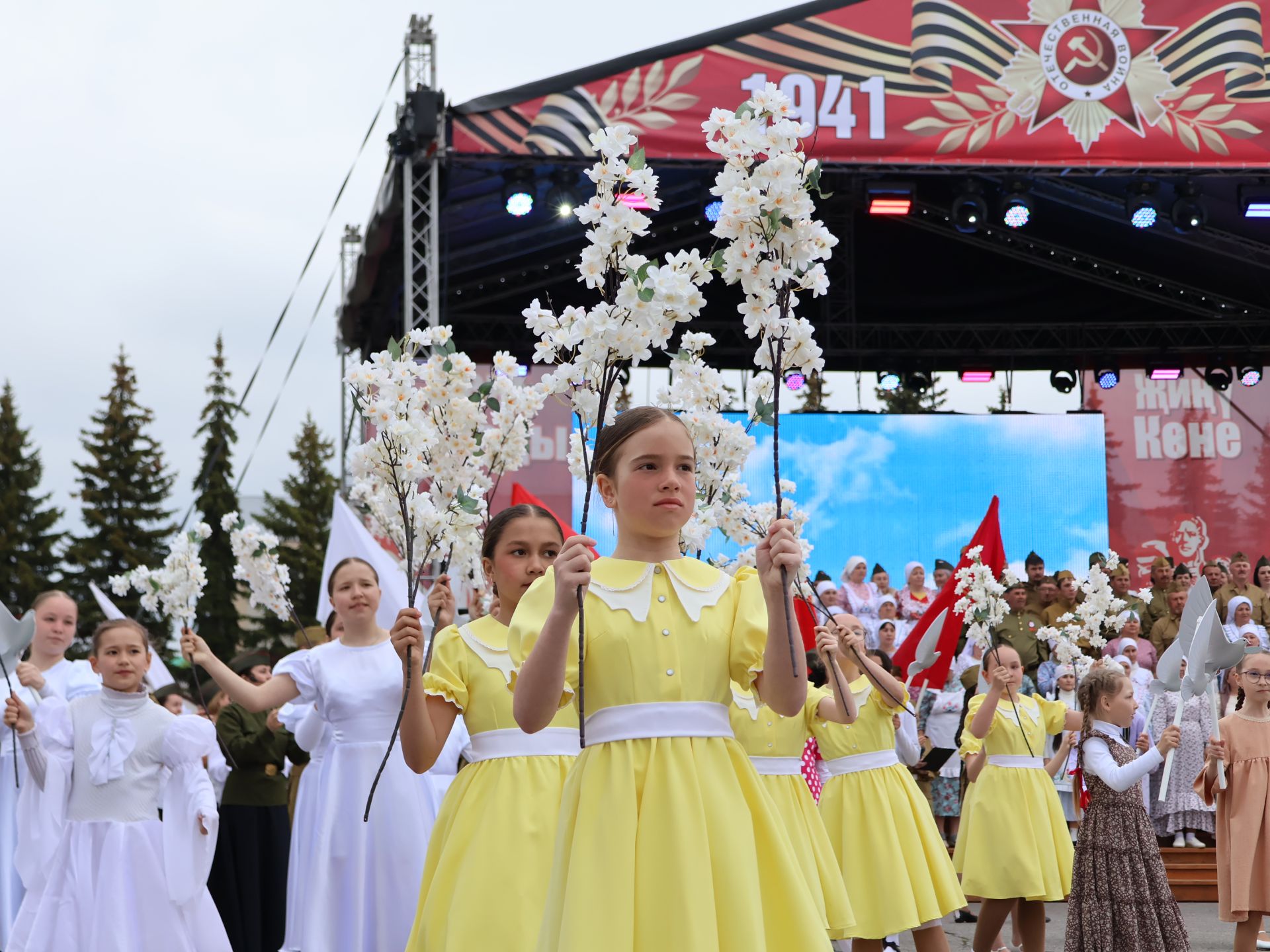 Җиңү килде җирне нурга күмеп, Шатлык белән күзне чылатып!