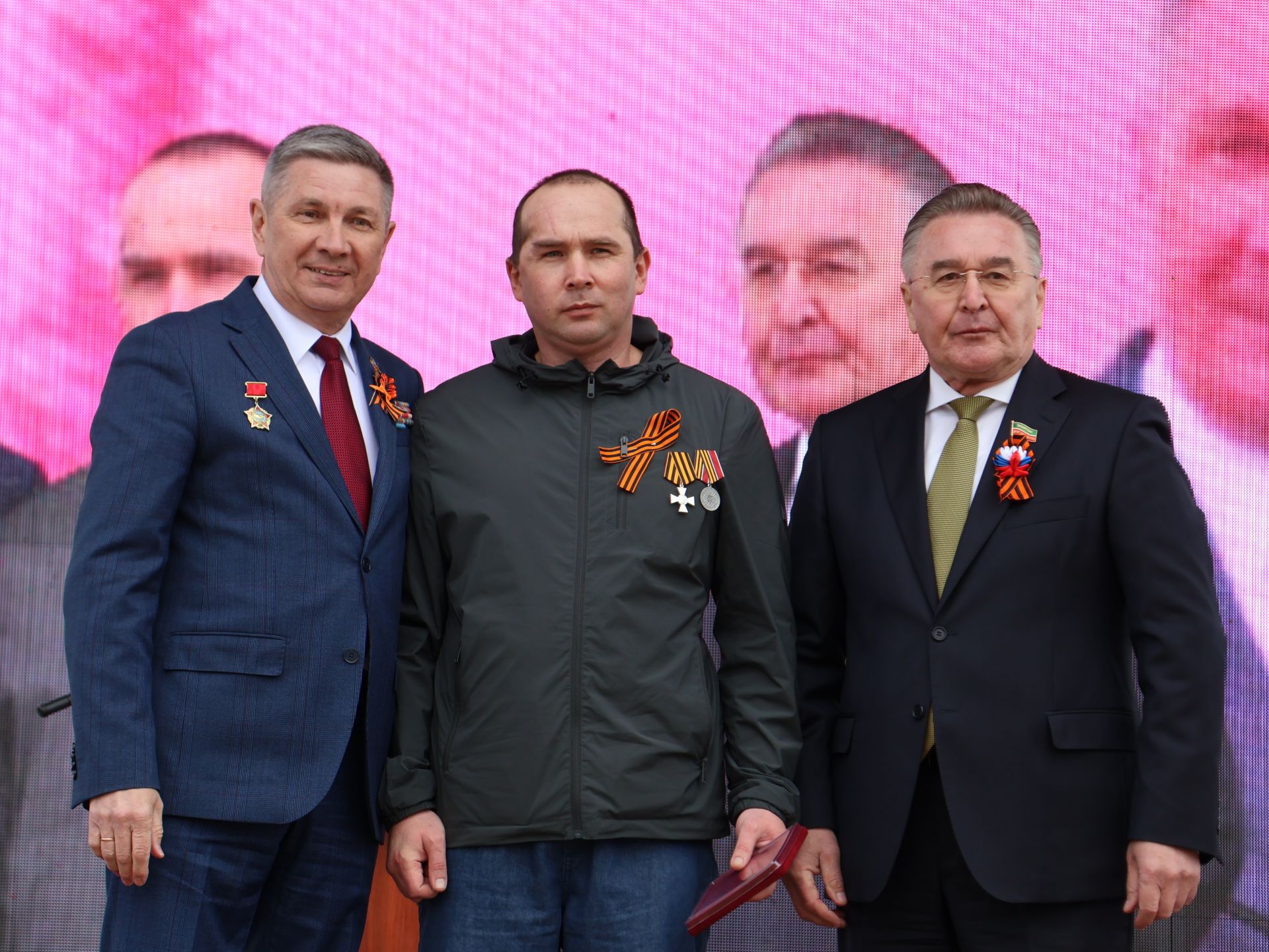 Җиңү килде җирне нурга күмеп, Шатлык белән күзне чылатып!