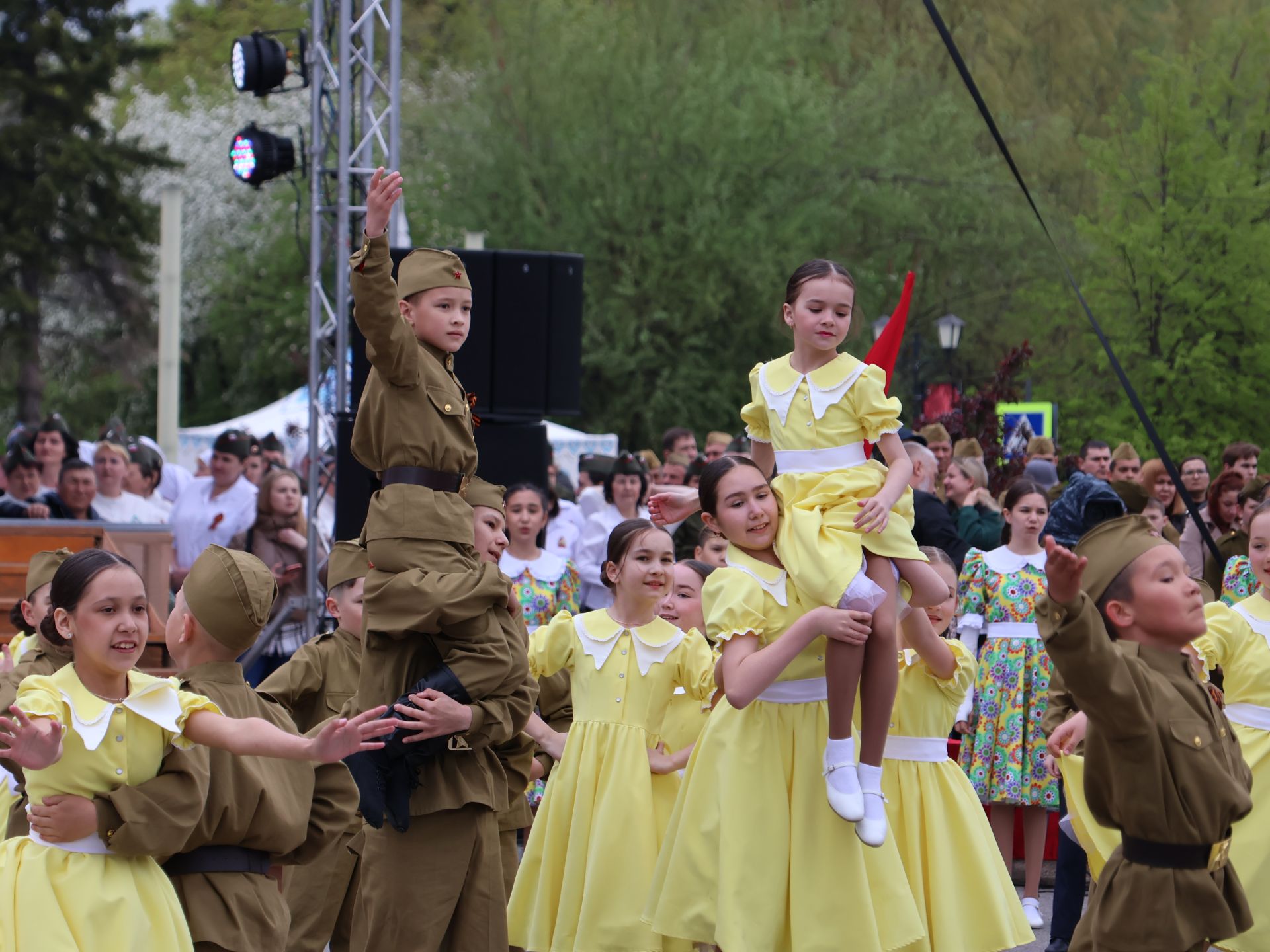 Җиңү килде җирне нурга күмеп, Шатлык белән күзне чылатып!