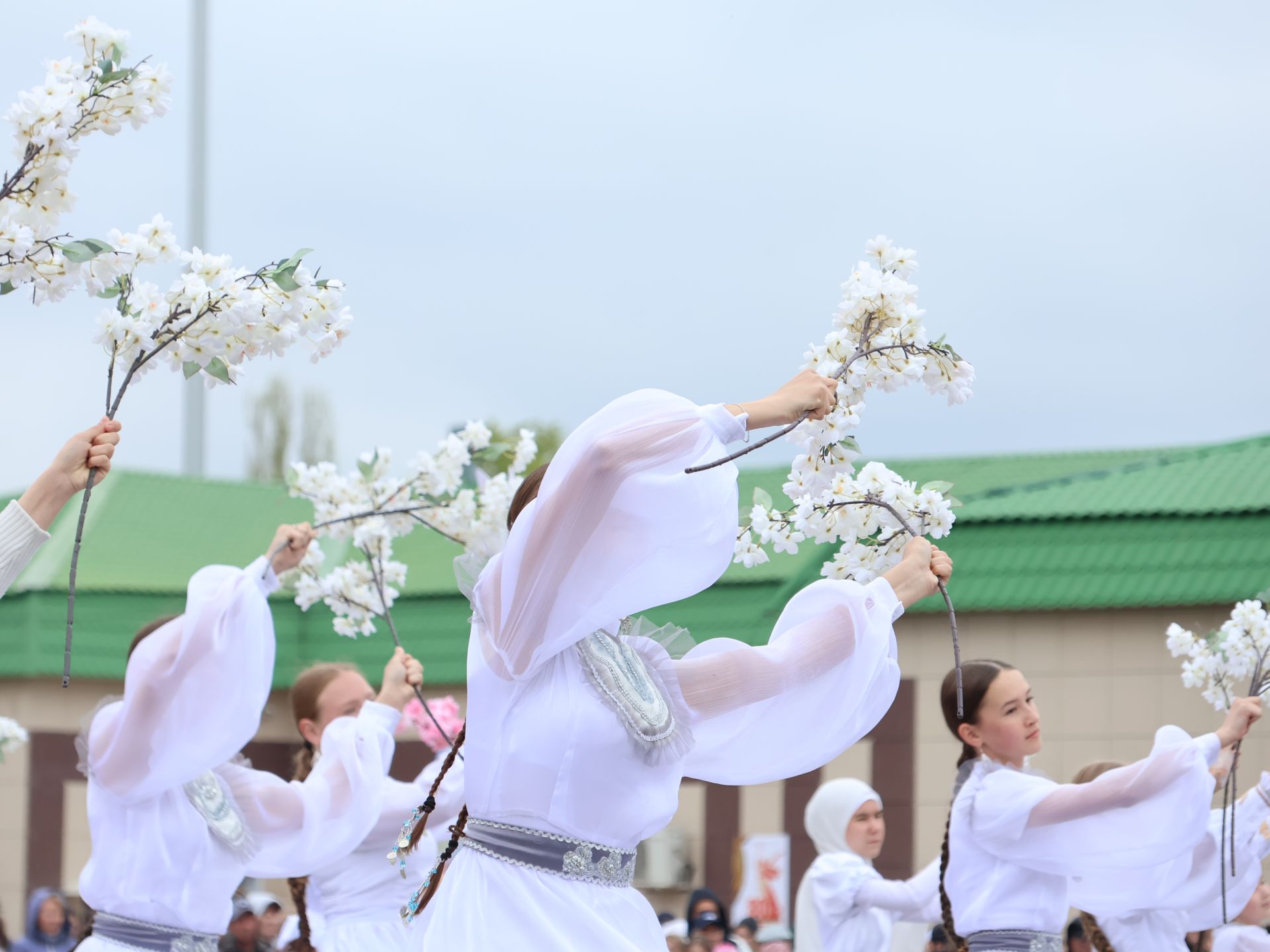 Җиңү килде җирне нурга күмеп, Шатлык белән күзне чылатып!