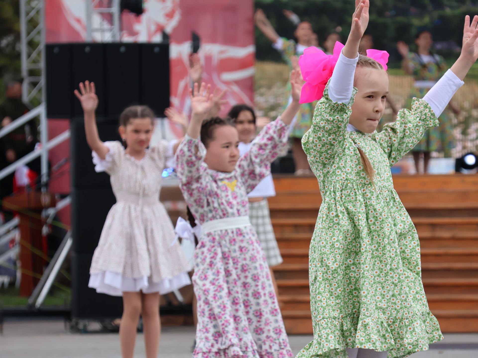 Җиңү килде җирне нурга күмеп, Шатлык белән күзне чылатып!