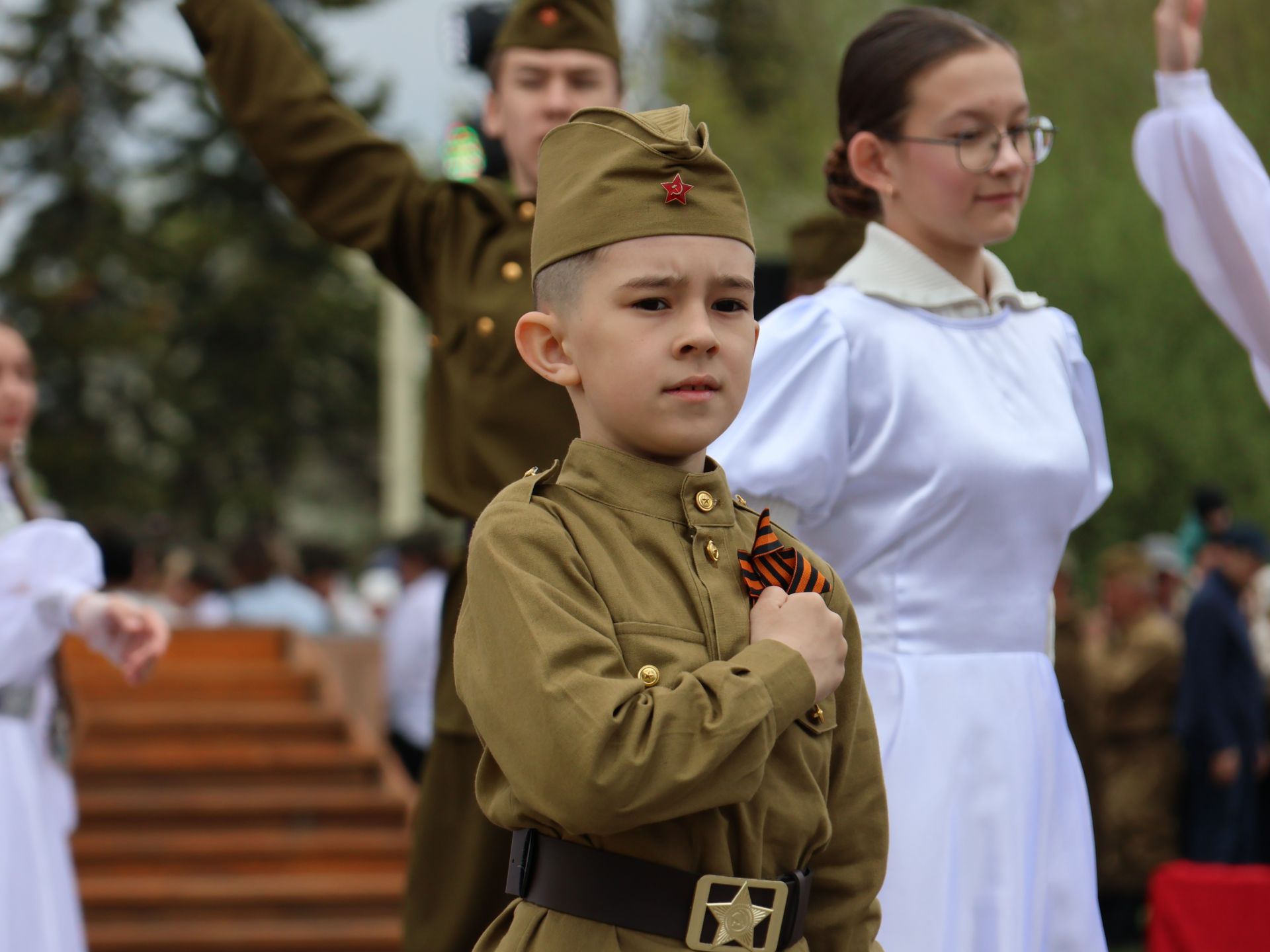 Җиңү килде җирне нурга күмеп, Шатлык белән күзне чылатып!