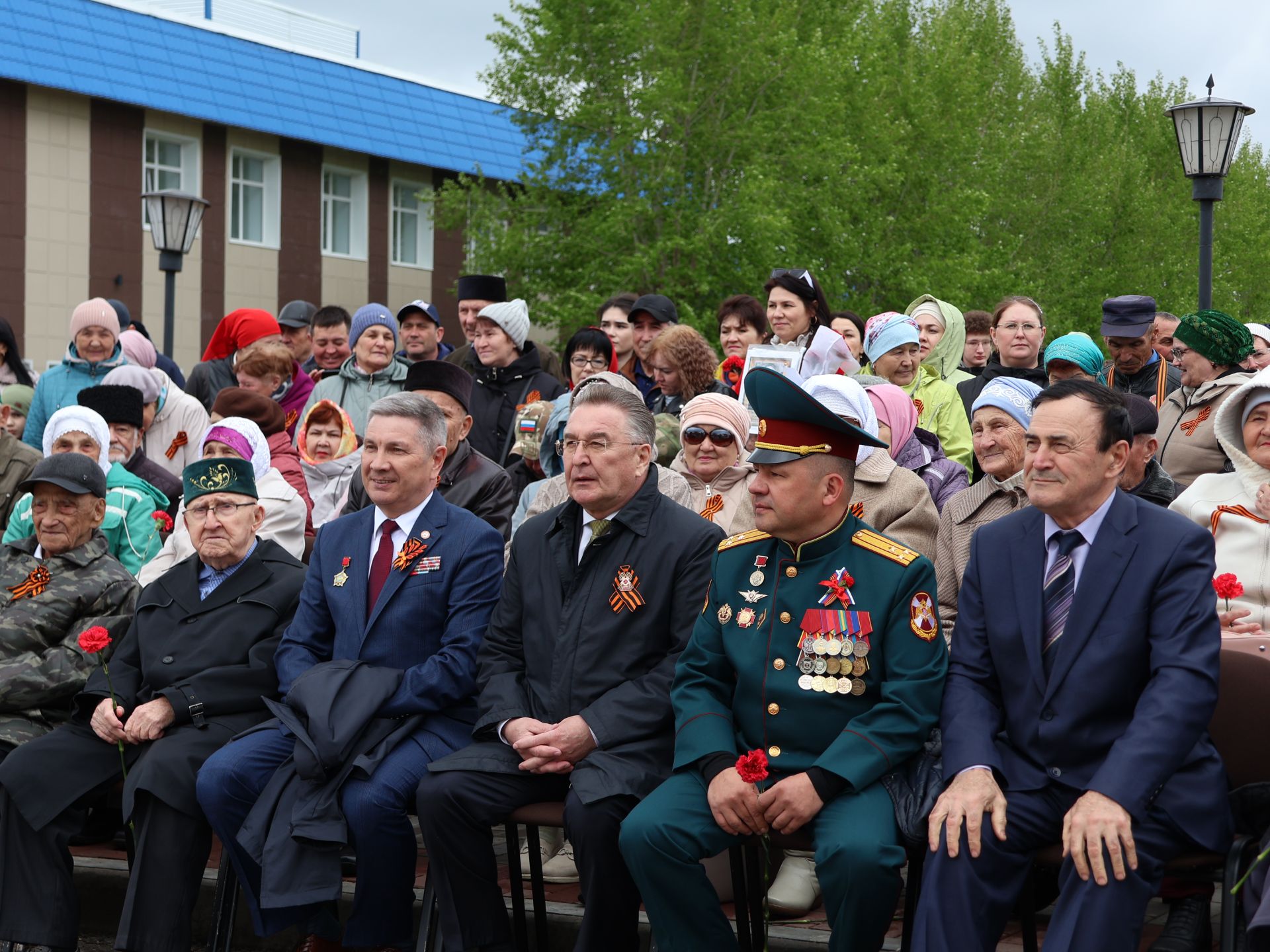 Җиңү килде җирне нурга күмеп, Шатлык белән күзне чылатып!