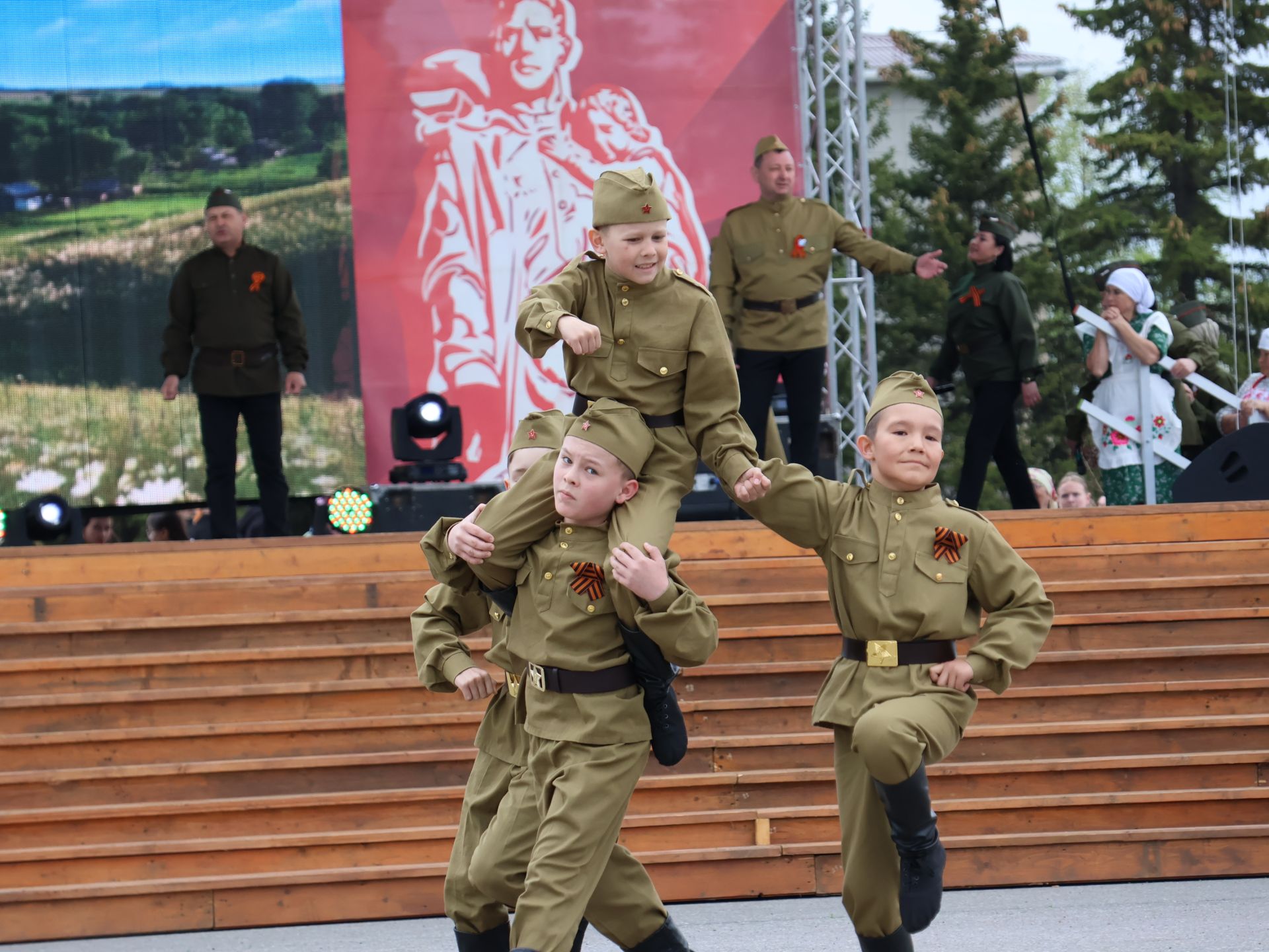 Җиңү килде җирне нурга күмеп, Шатлык белән күзне чылатып!