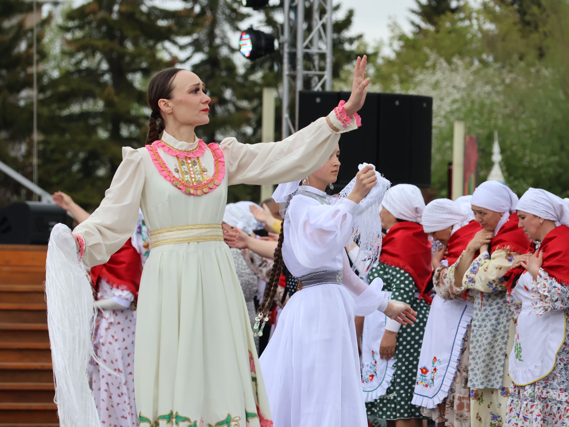 Җиңү килде җирне нурга күмеп, Шатлык белән күзне чылатып!