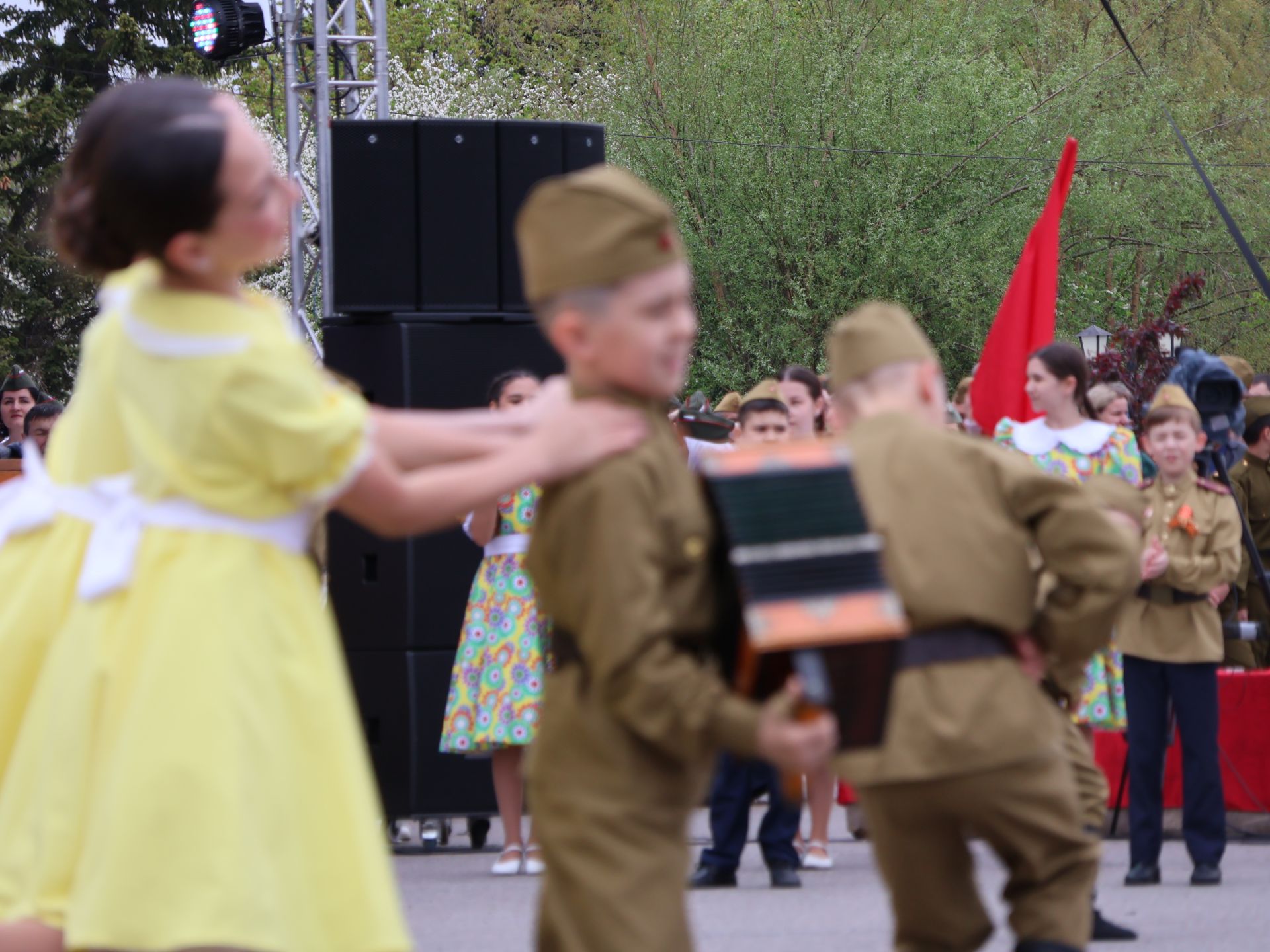 Җиңү килде җирне нурга күмеп, Шатлык белән күзне чылатып!
