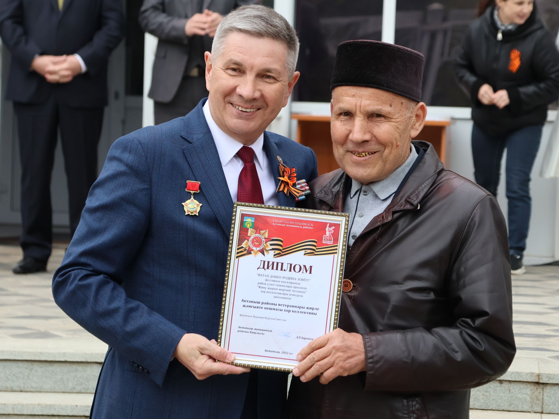 Җиңү килде җирне нурга күмеп, Шатлык белән күзне чылатып!