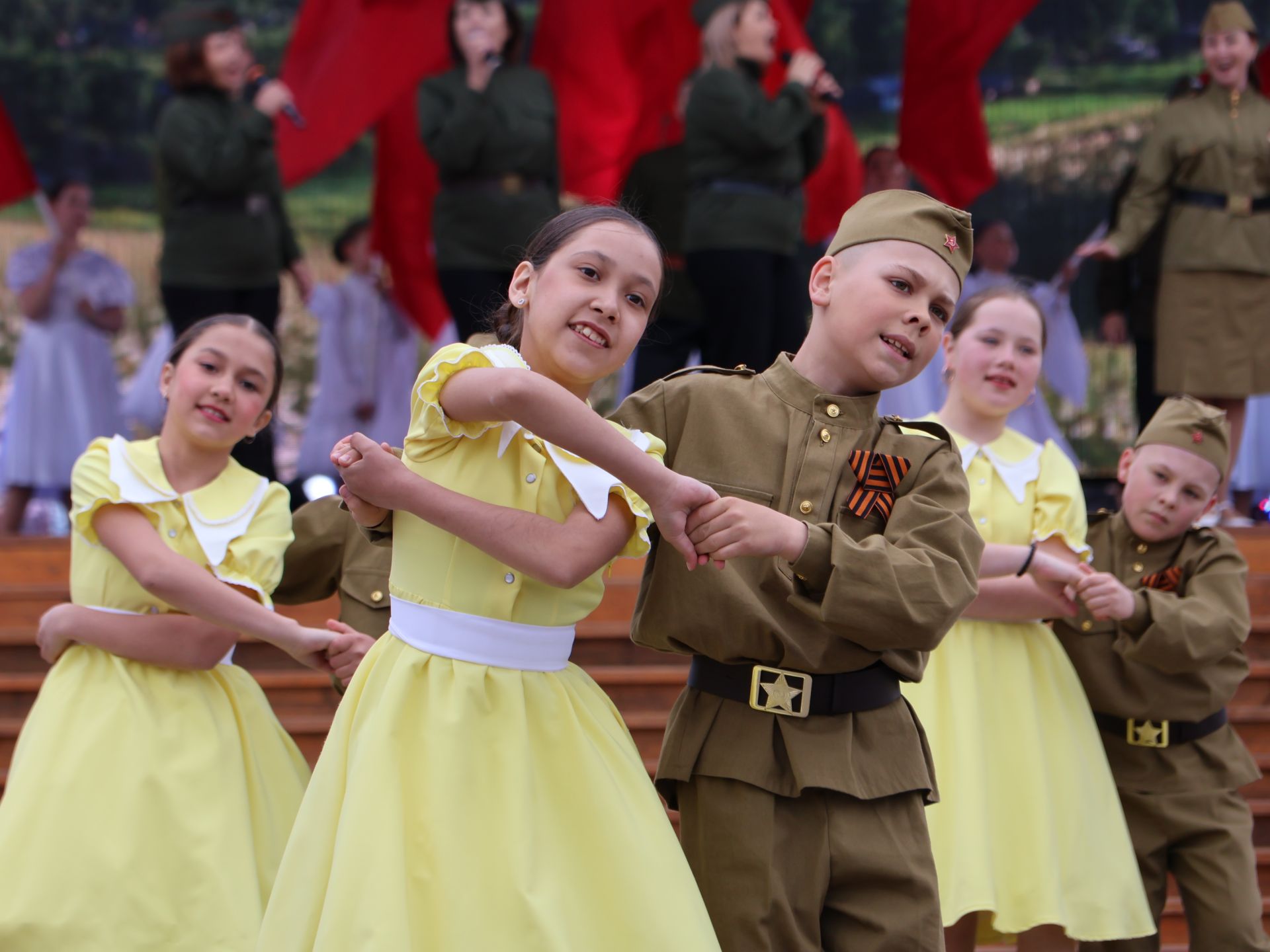 Җиңү килде җирне нурга күмеп, Шатлык белән күзне чылатып!