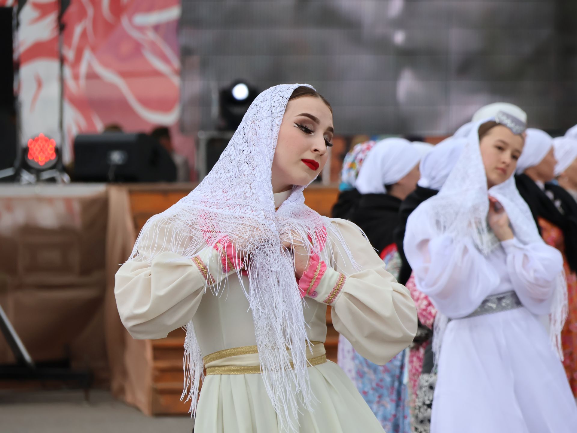 Җиңү килде җирне нурга күмеп, Шатлык белән күзне чылатып!