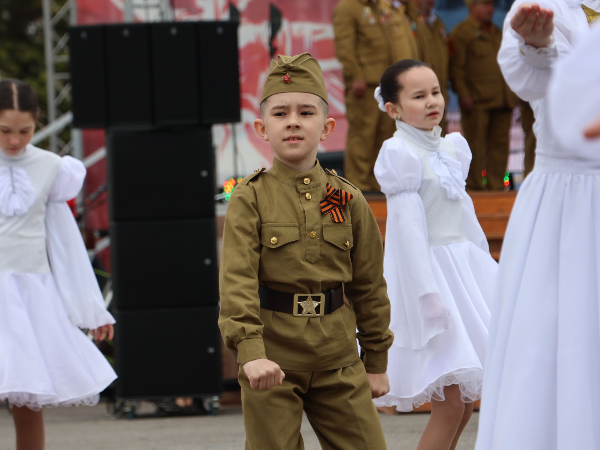 Җиңү килде җирне нурга күмеп, Шатлык белән күзне чылатып!