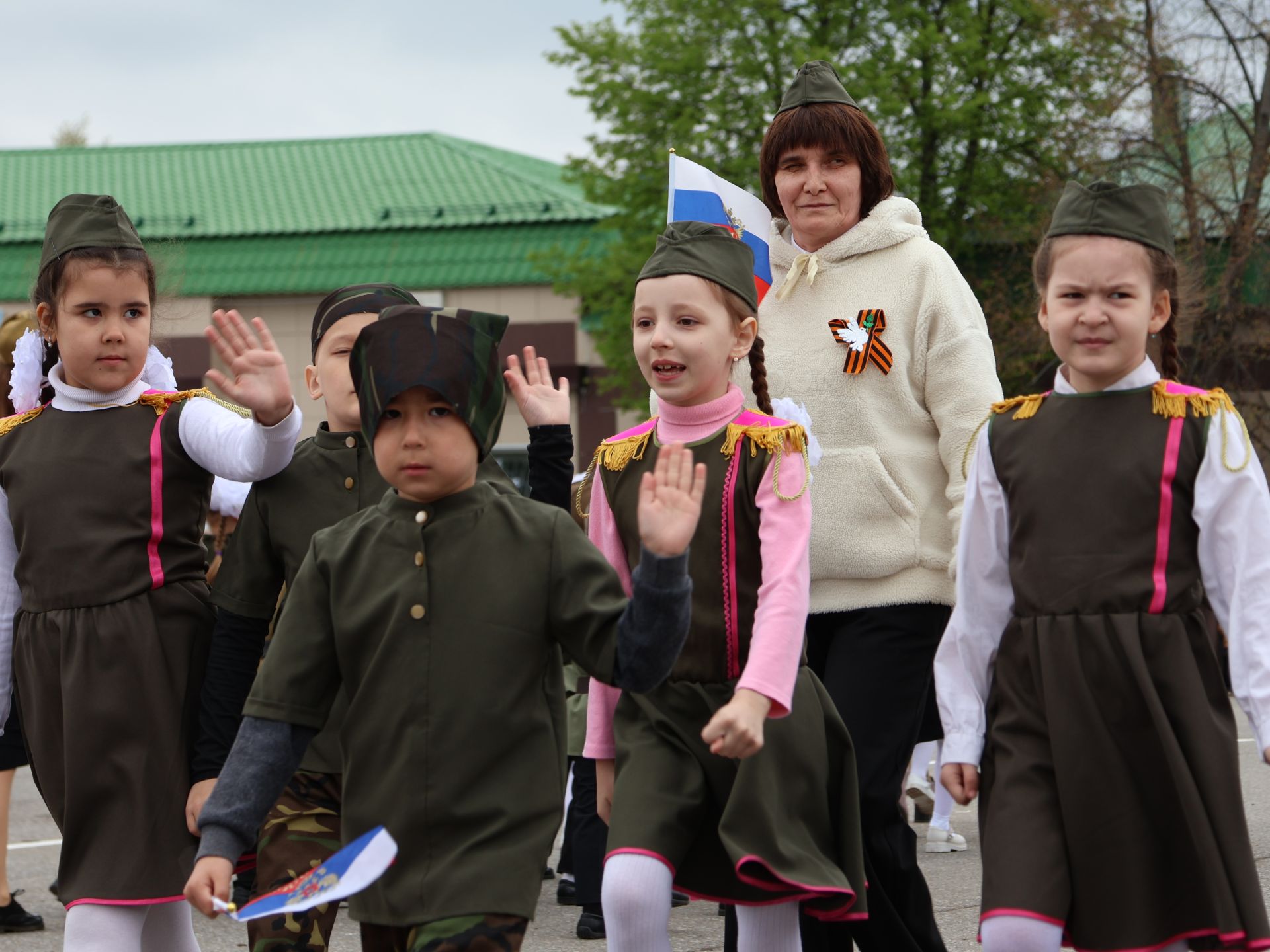 Җиңү килде җирне нурга күмеп, Шатлык белән күзне чылатып!
