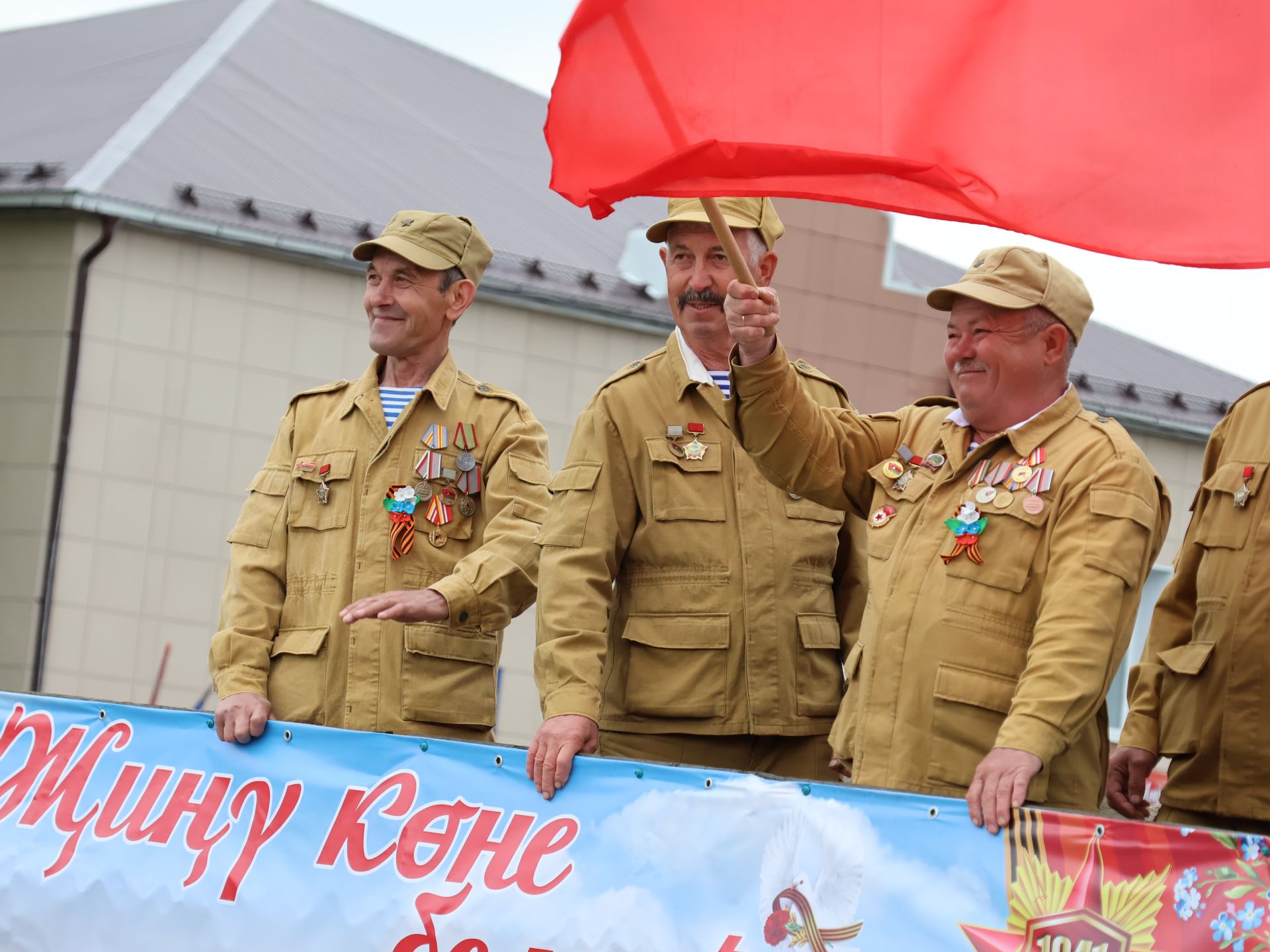 Җиңү килде җирне нурга күмеп, Шатлык белән күзне чылатып!