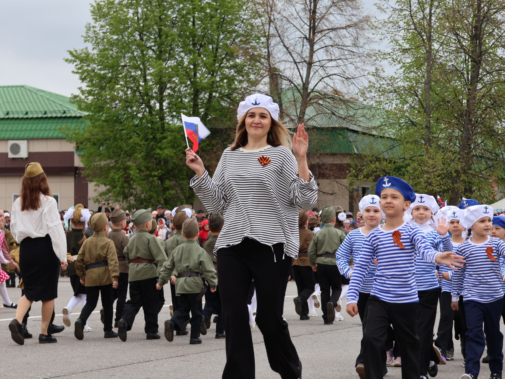 Җиңү килде җирне нурга күмеп, Шатлык белән күзне чылатып!