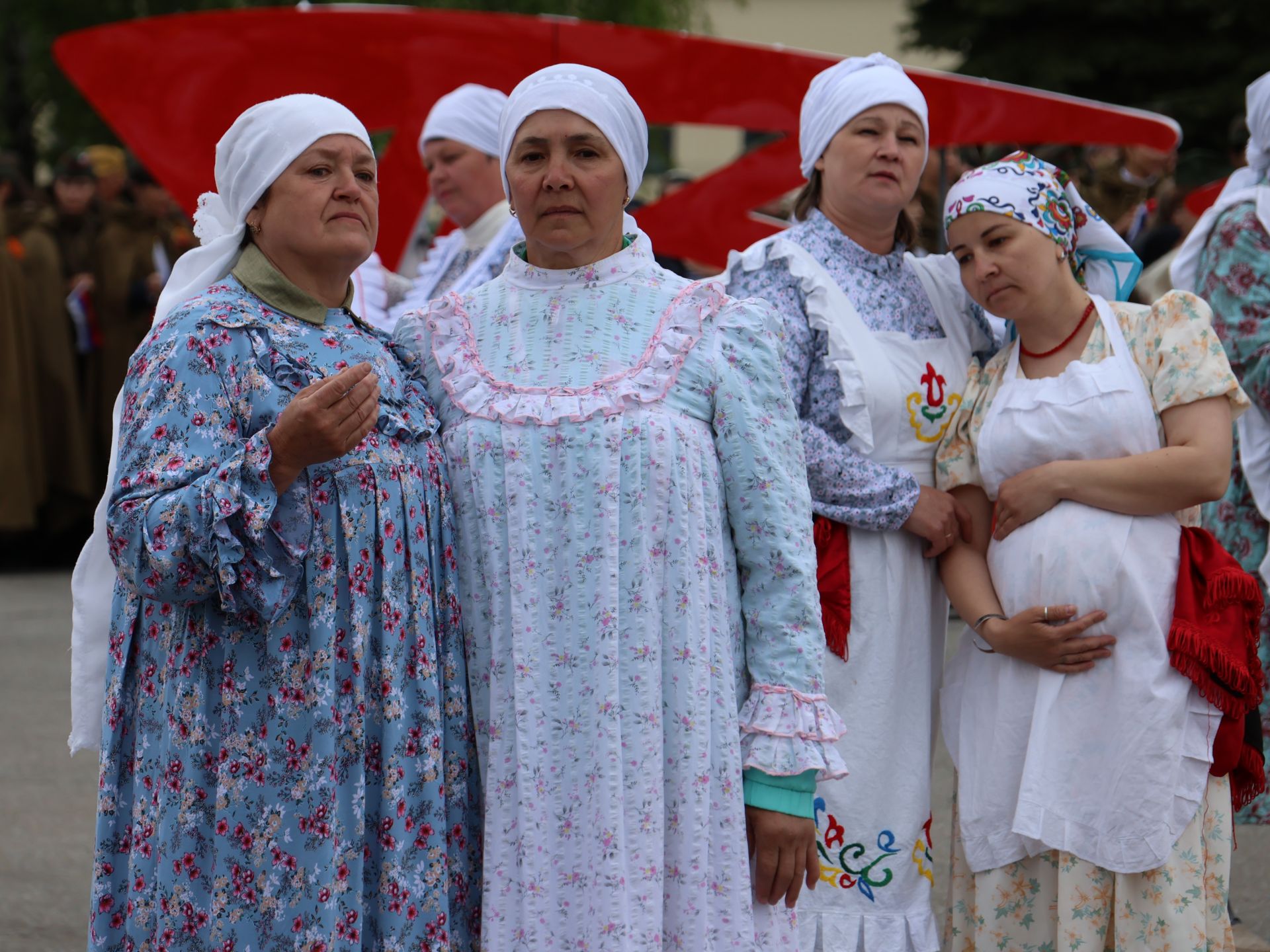 Җиңү килде җирне нурга күмеп, Шатлык белән күзне чылатып!