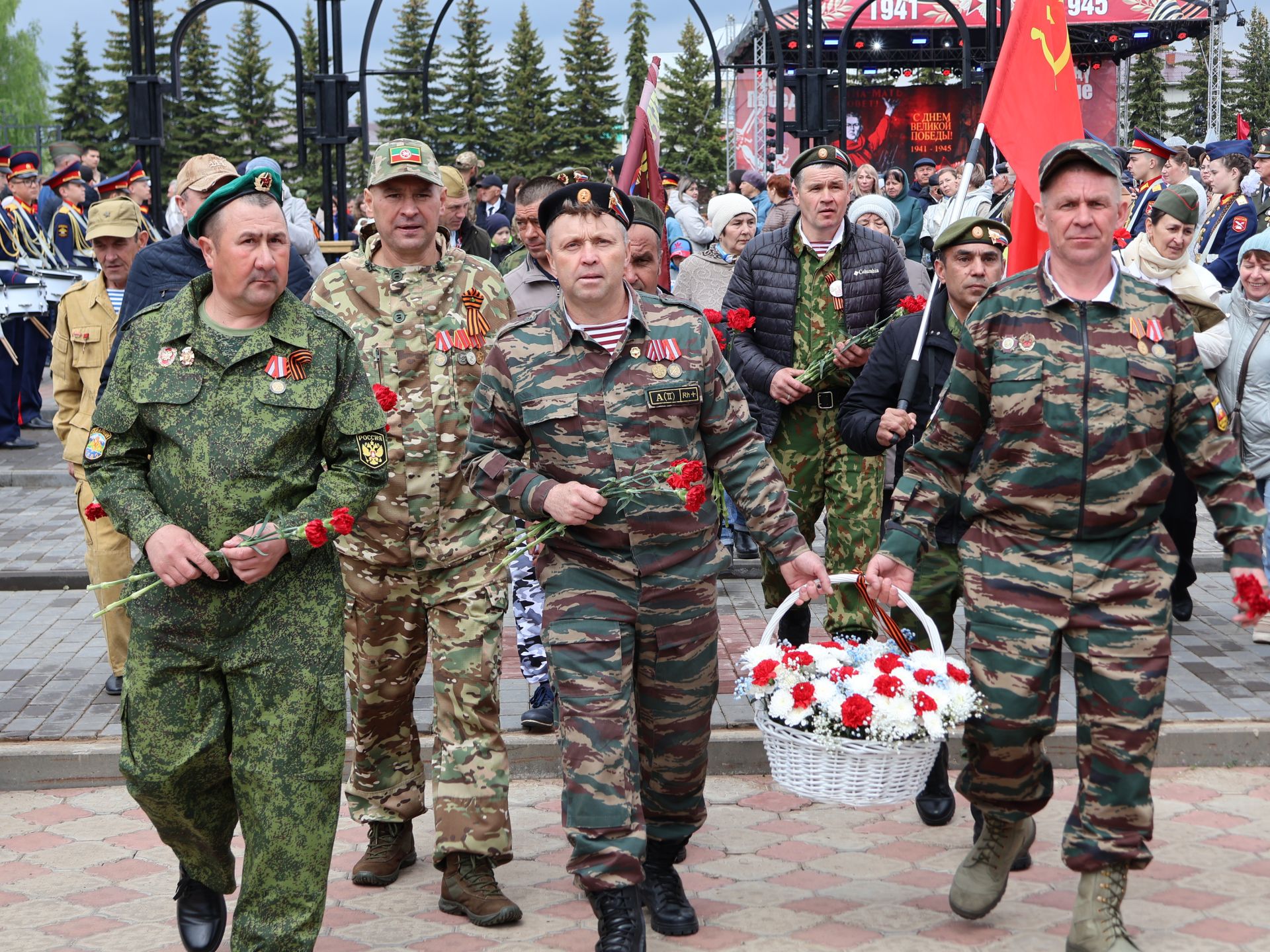 Җиңү килде җирне нурга күмеп, Шатлык белән күзне чылатып!