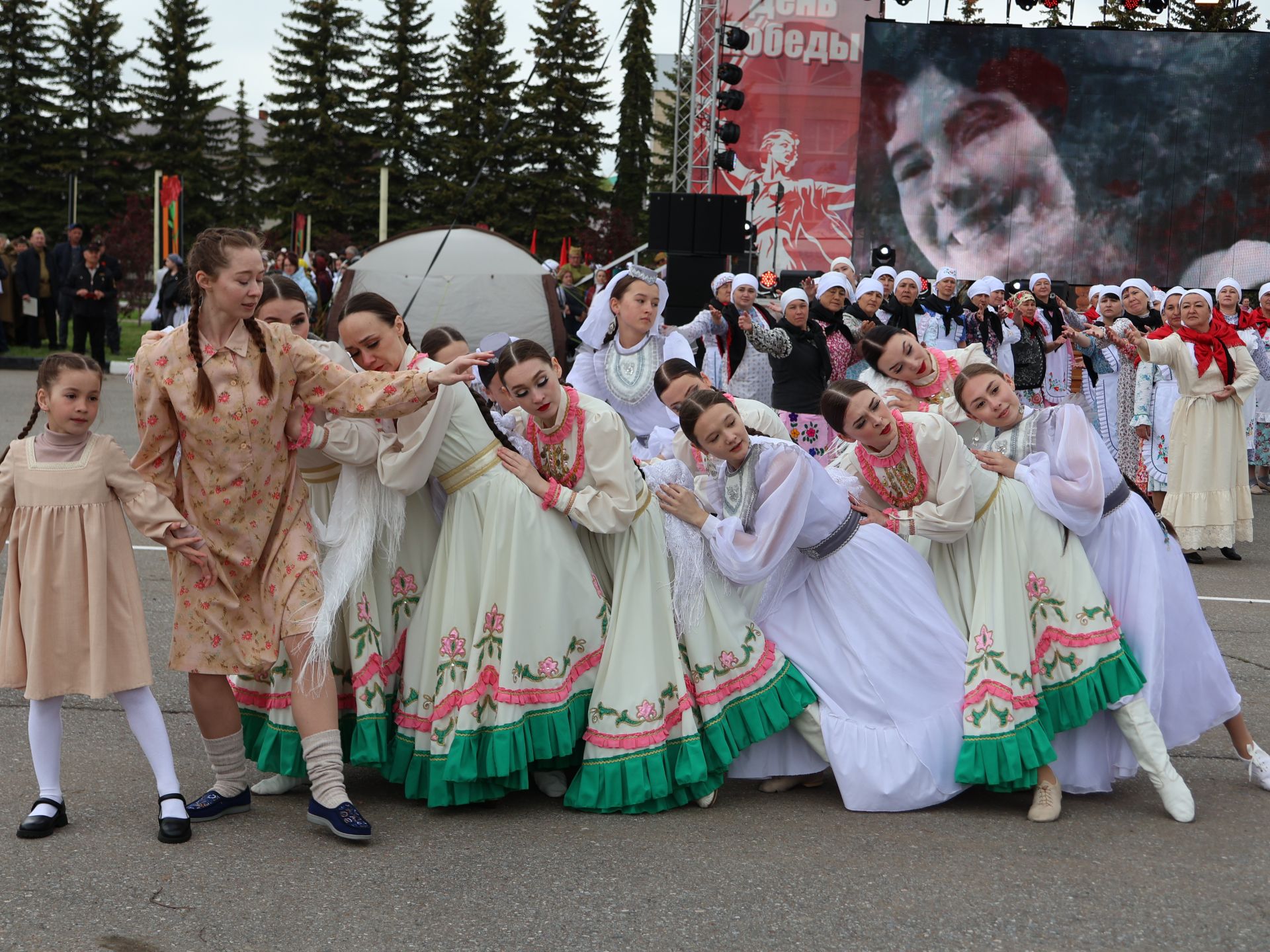 Җиңү килде җирне нурга күмеп, Шатлык белән күзне чылатып!