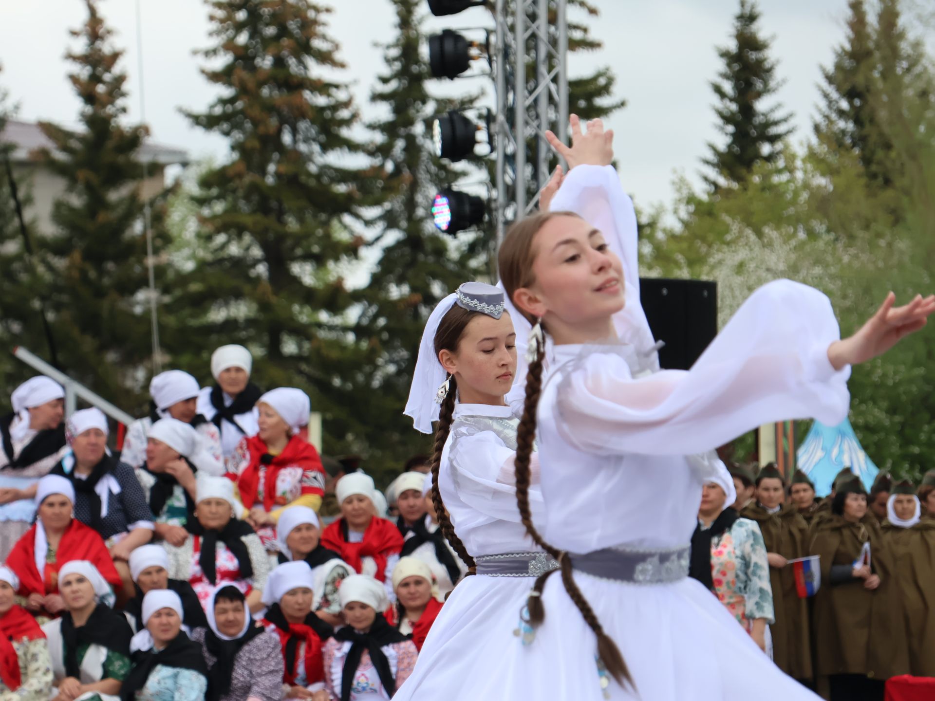 Җиңү килде җирне нурга күмеп, Шатлык белән күзне чылатып!