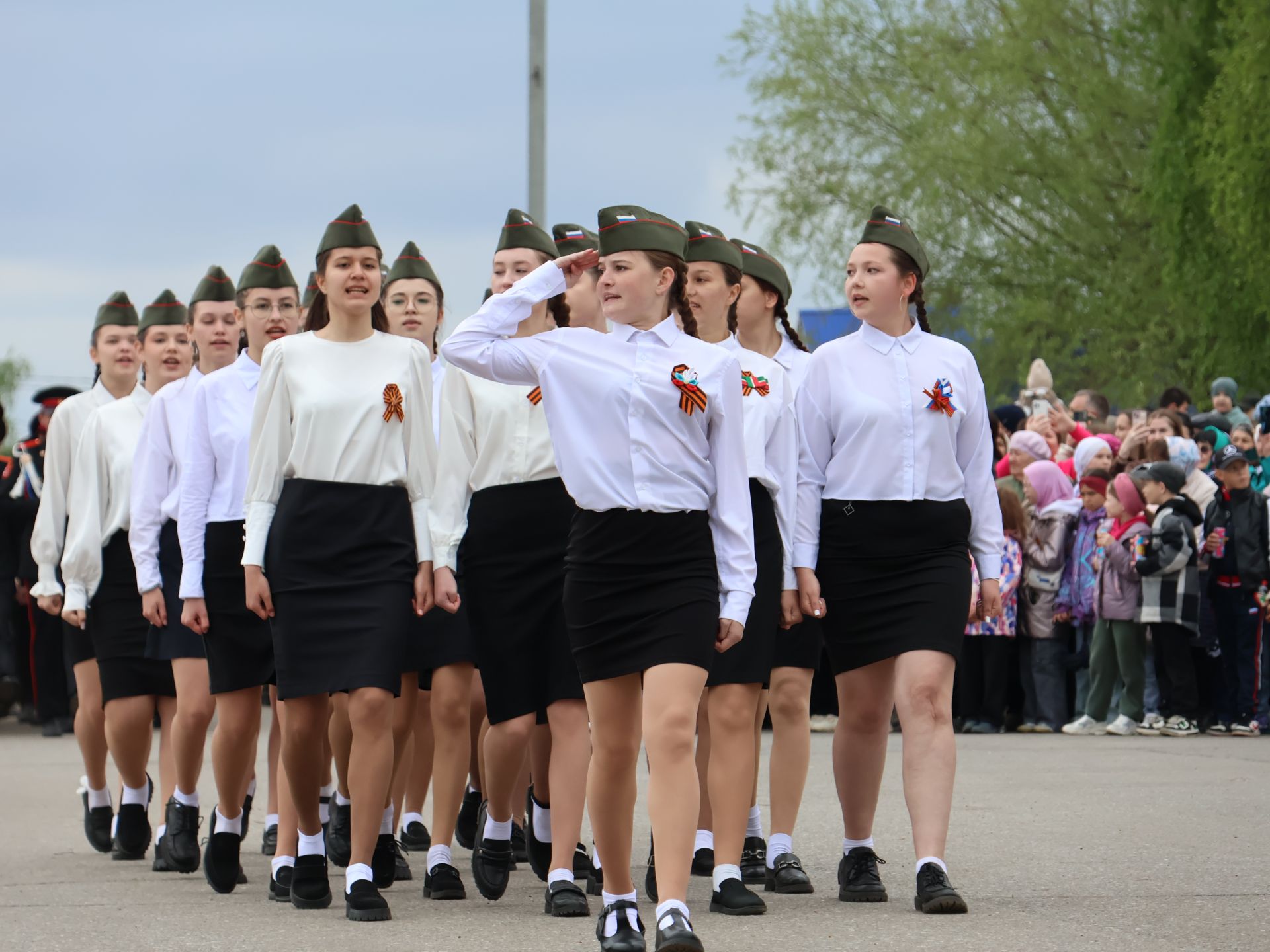 Җиңү килде җирне нурга күмеп, Шатлык белән күзне чылатып!
