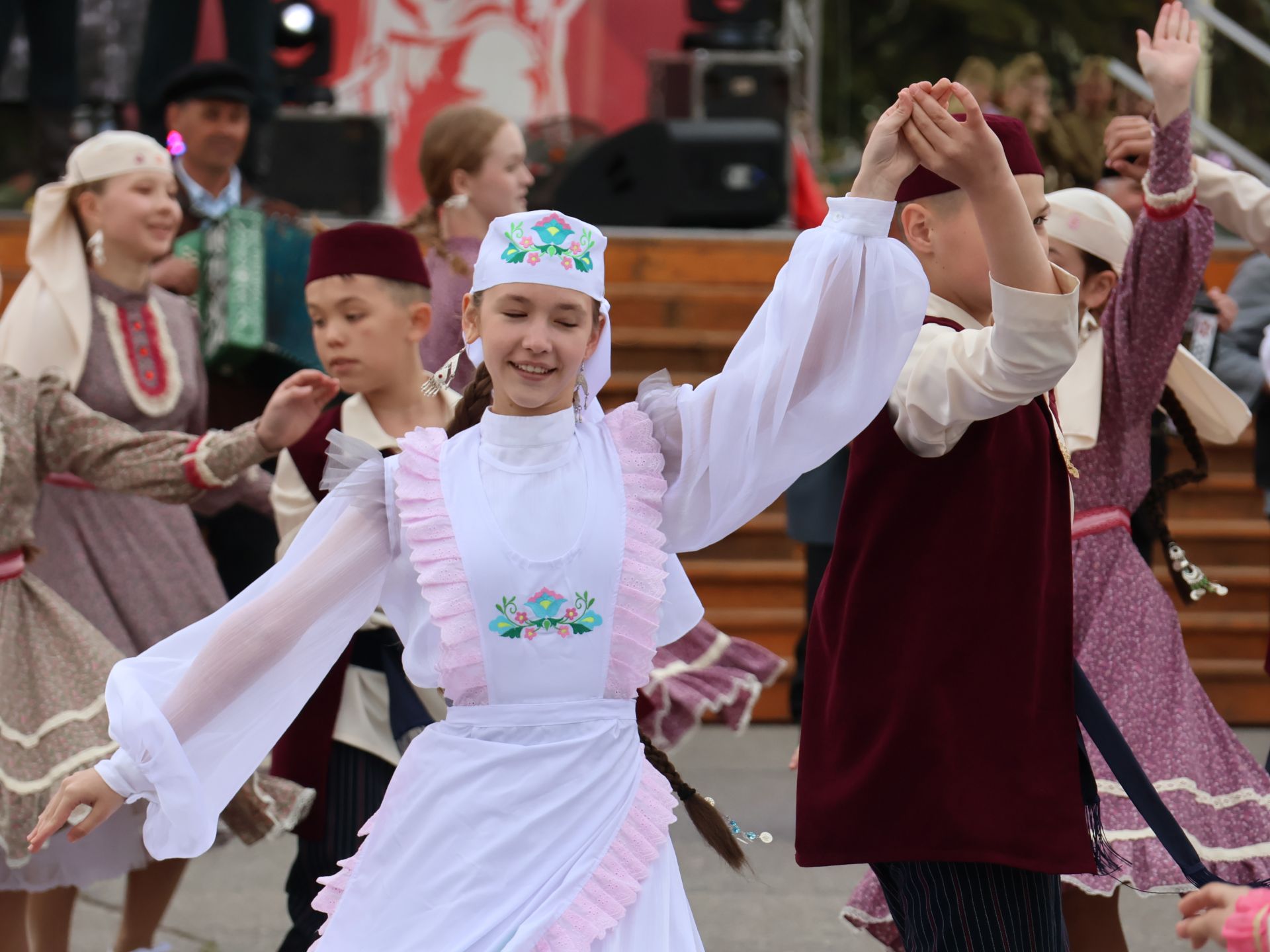 Җиңү килде җирне нурга күмеп, Шатлык белән күзне чылатып!
