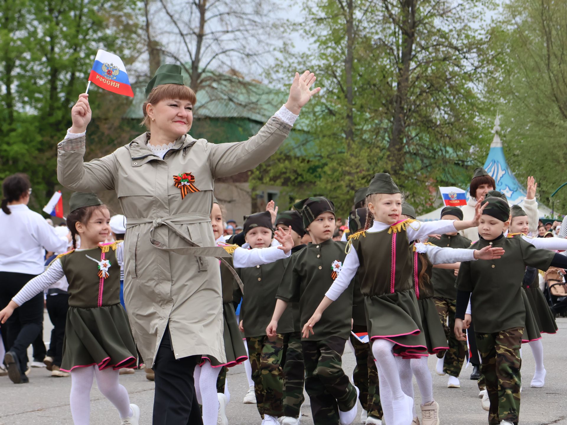 Җиңү килде җирне нурга күмеп, Шатлык белән күзне чылатып!
