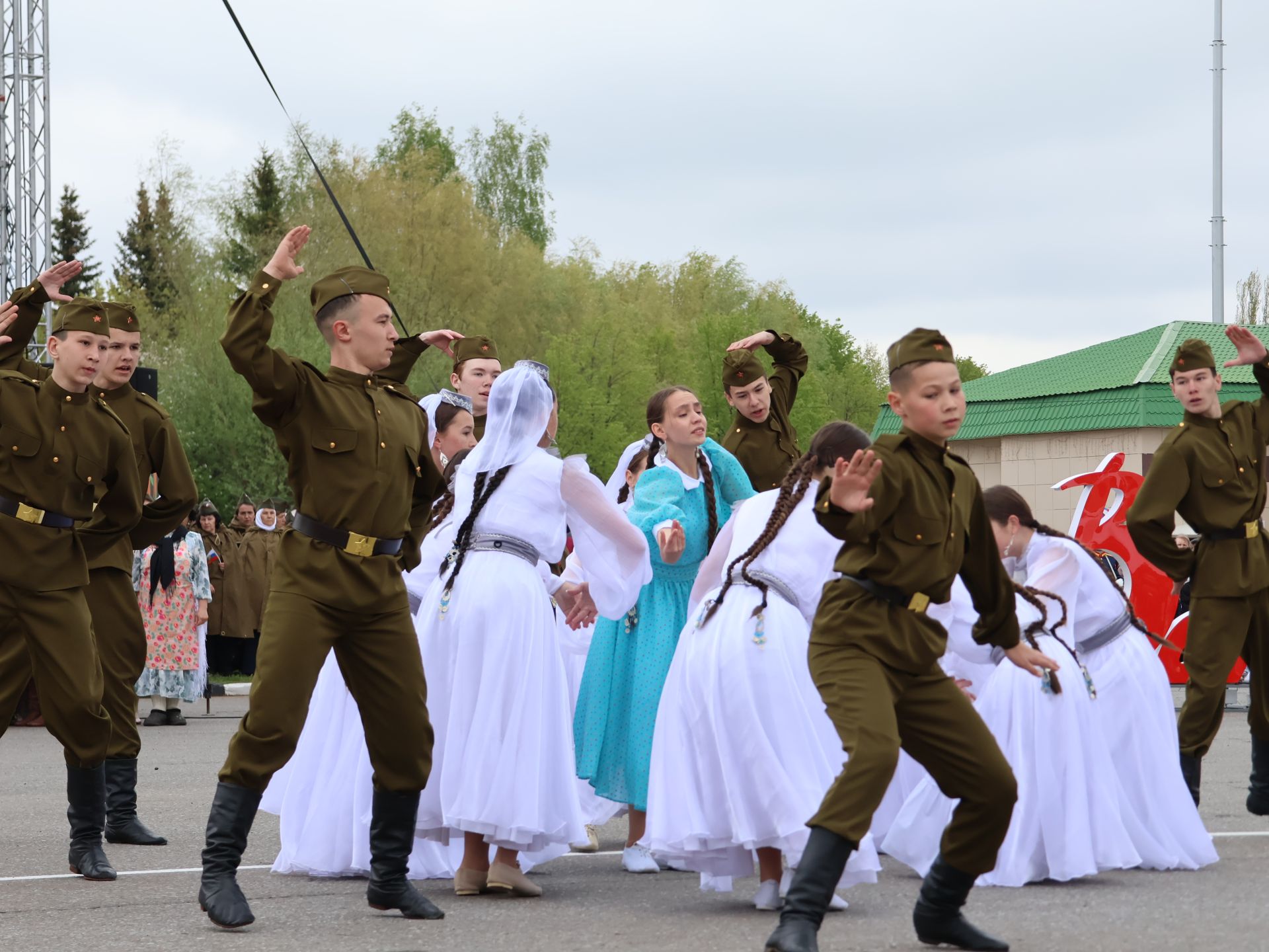 Җиңү килде җирне нурга күмеп, Шатлык белән күзне чылатып!