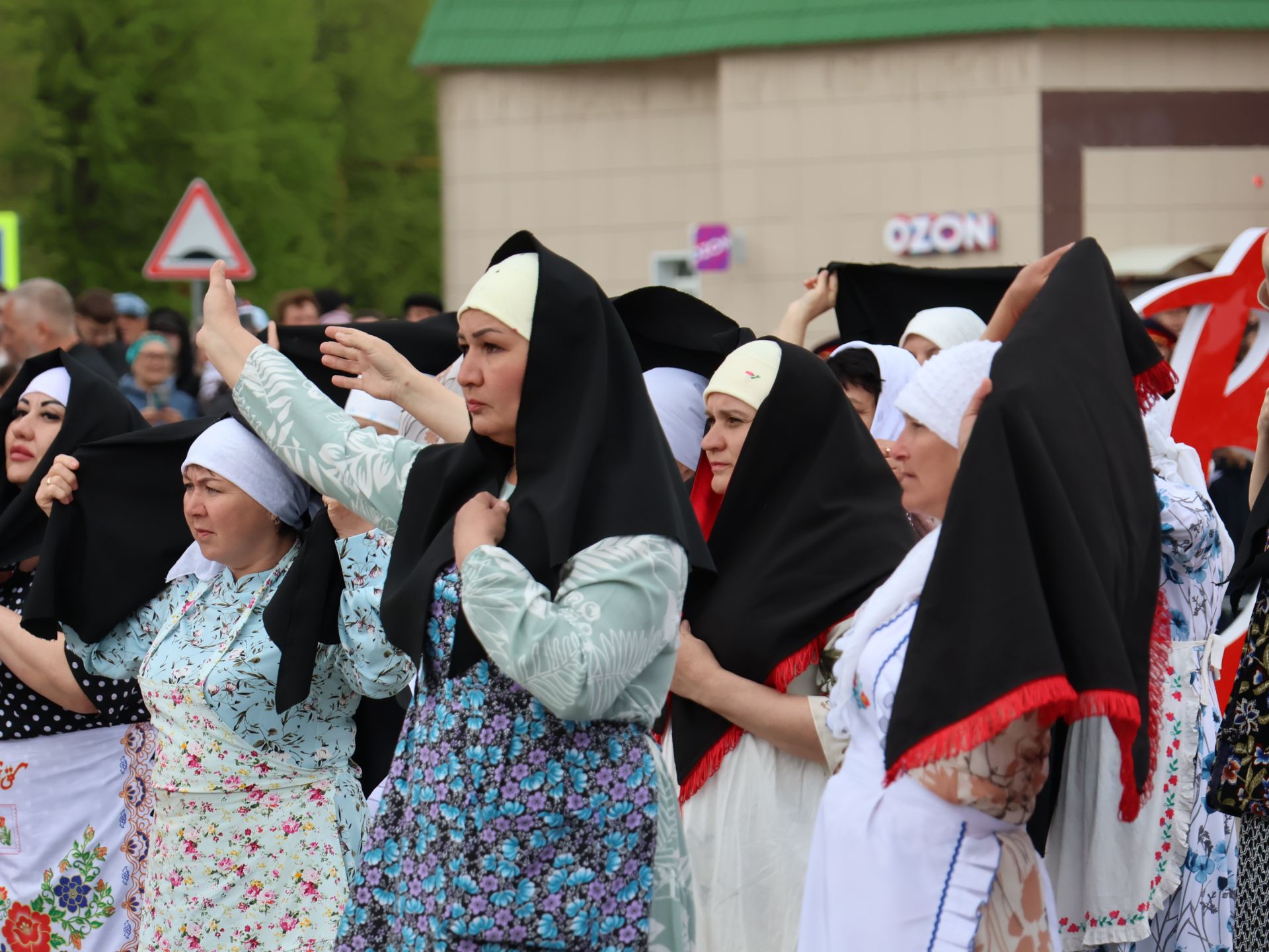Җиңү килде җирне нурга күмеп, Шатлык белән күзне чылатып!