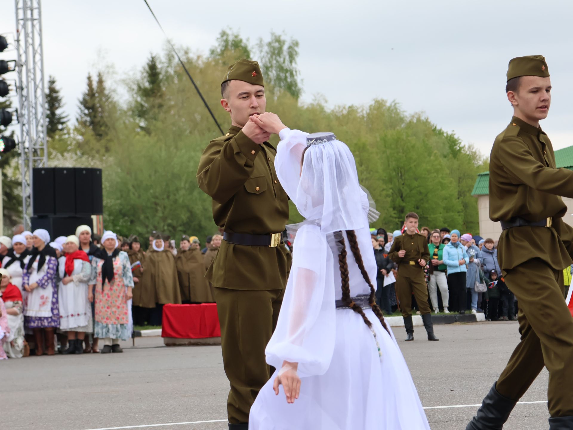 Җиңү килде җирне нурга күмеп, Шатлык белән күзне чылатып!