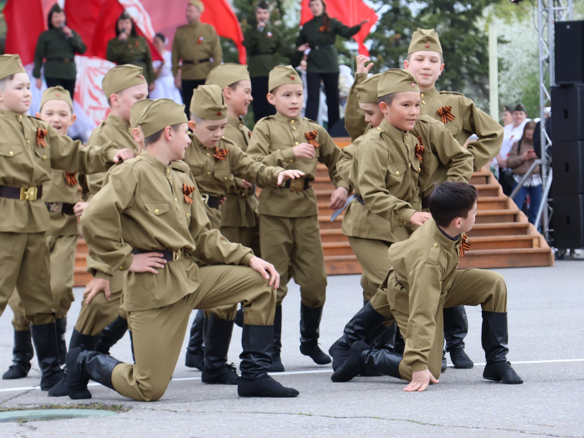 Җиңү килде җирне нурга күмеп, Шатлык белән күзне чылатып!