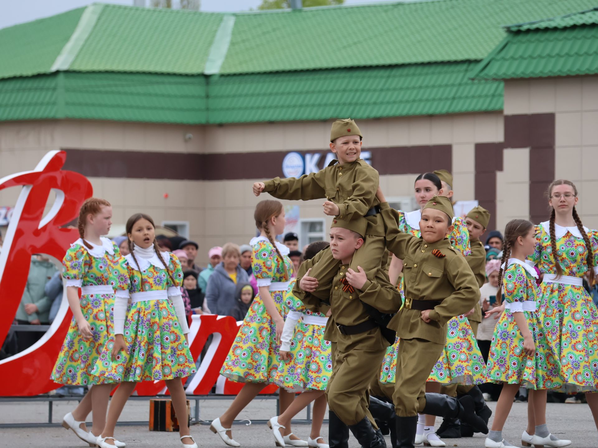 Җиңү килде җирне нурга күмеп, Шатлык белән күзне чылатып!