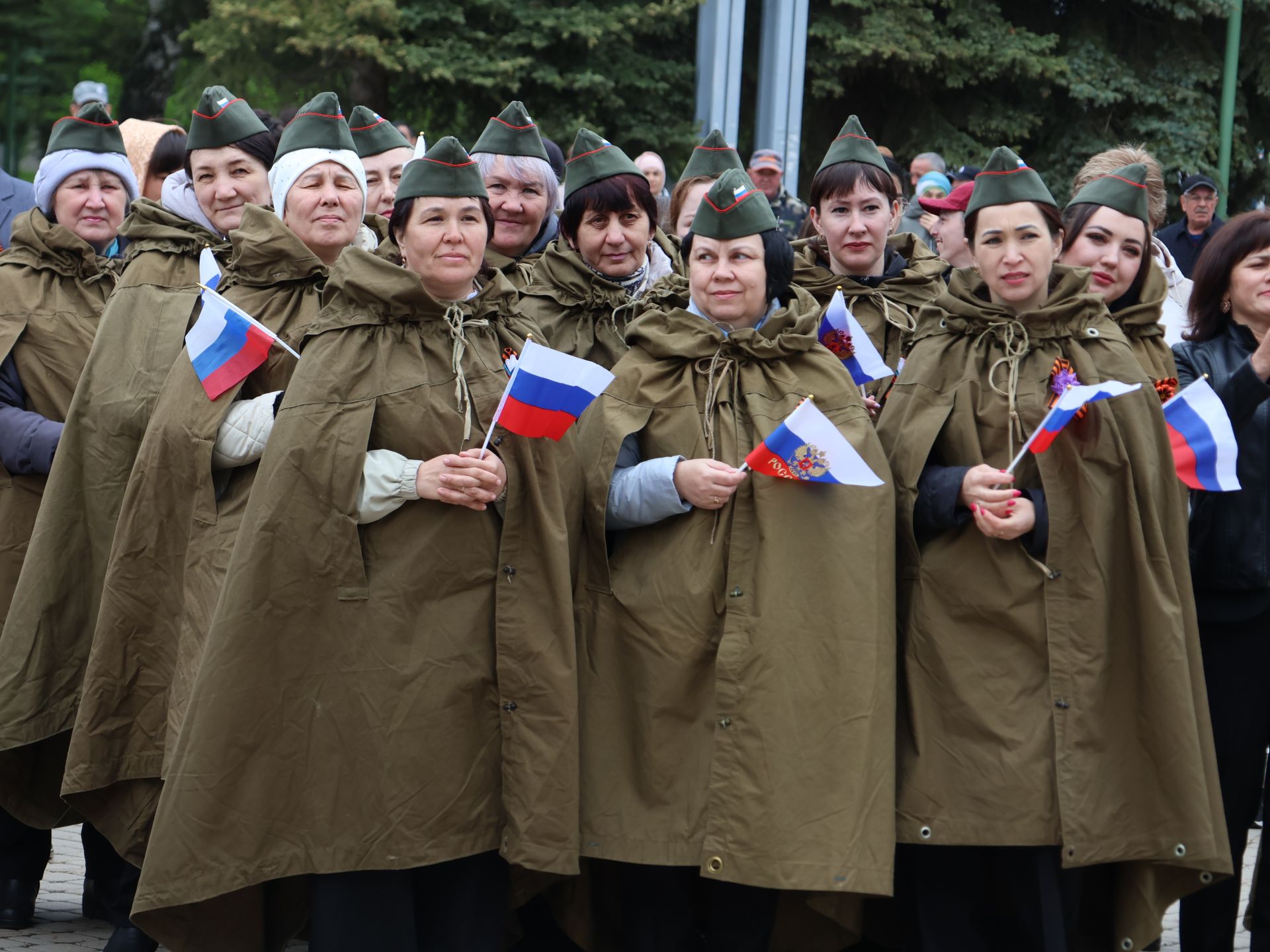Җиңү килде җирне нурга күмеп, Шатлык белән күзне чылатып!