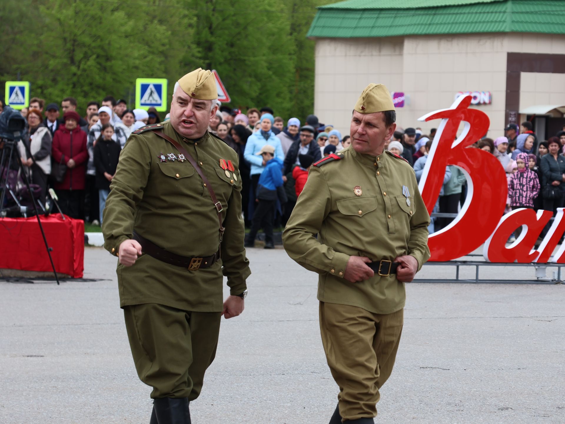 Җиңү килде җирне нурга күмеп, Шатлык белән күзне чылатып!