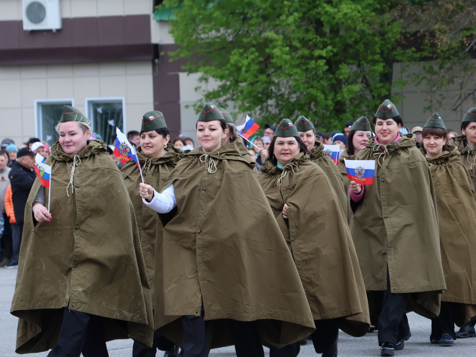 Җиңү килде җирне нурга күмеп, Шатлык белән күзне чылатып!