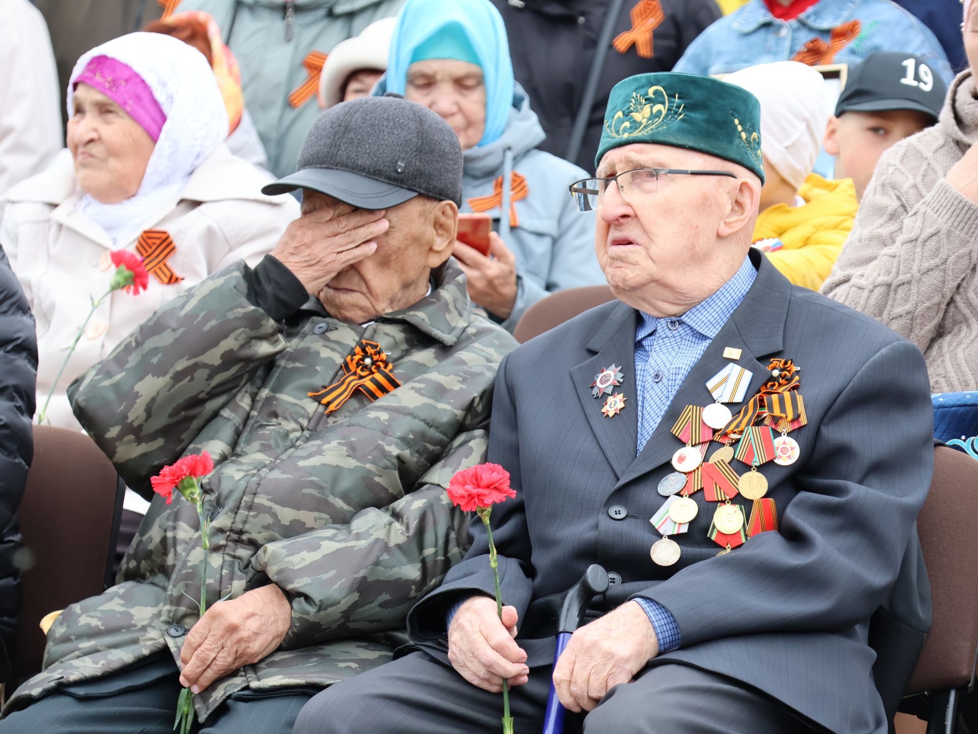 Җиңү килде җирне нурга күмеп, Шатлык белән күзне чылатып!
