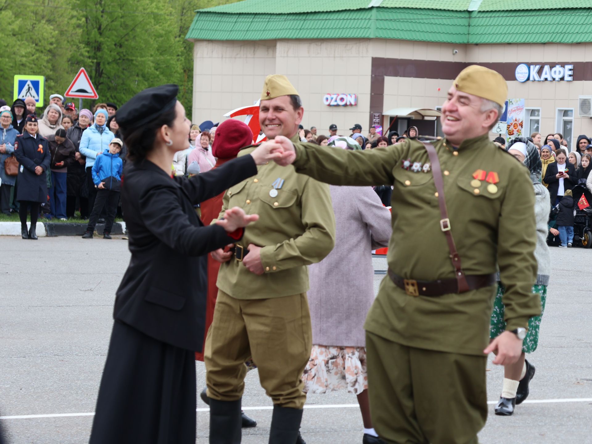 Җиңү килде җирне нурга күмеп, Шатлык белән күзне чылатып!