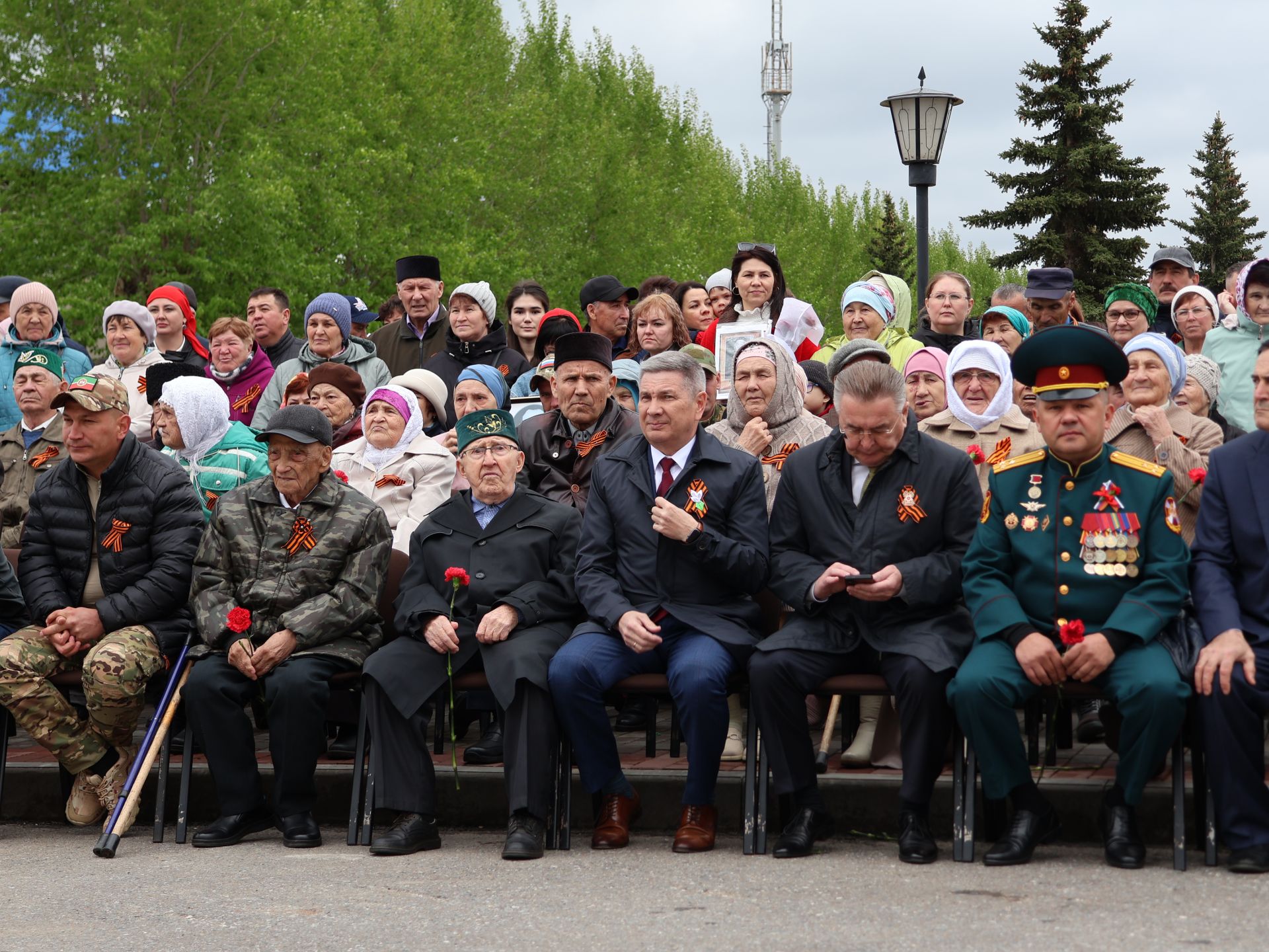 Җиңү килде җирне нурга күмеп, Шатлык белән күзне чылатып!