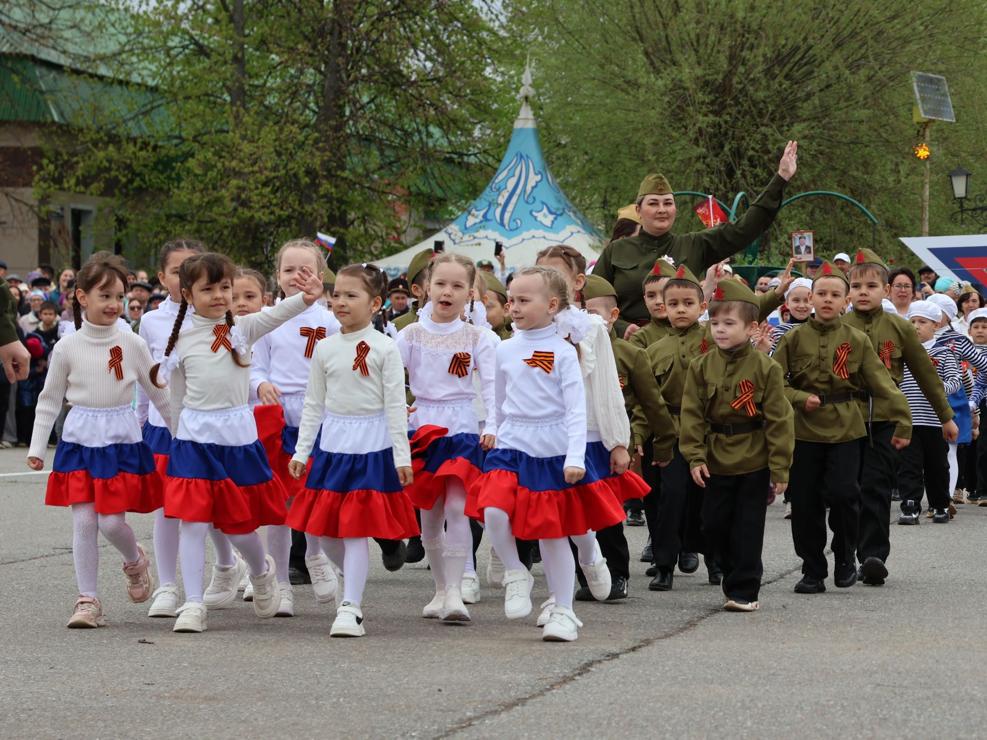 Җиңү килде җирне нурга күмеп, Шатлык белән күзне чылатып!