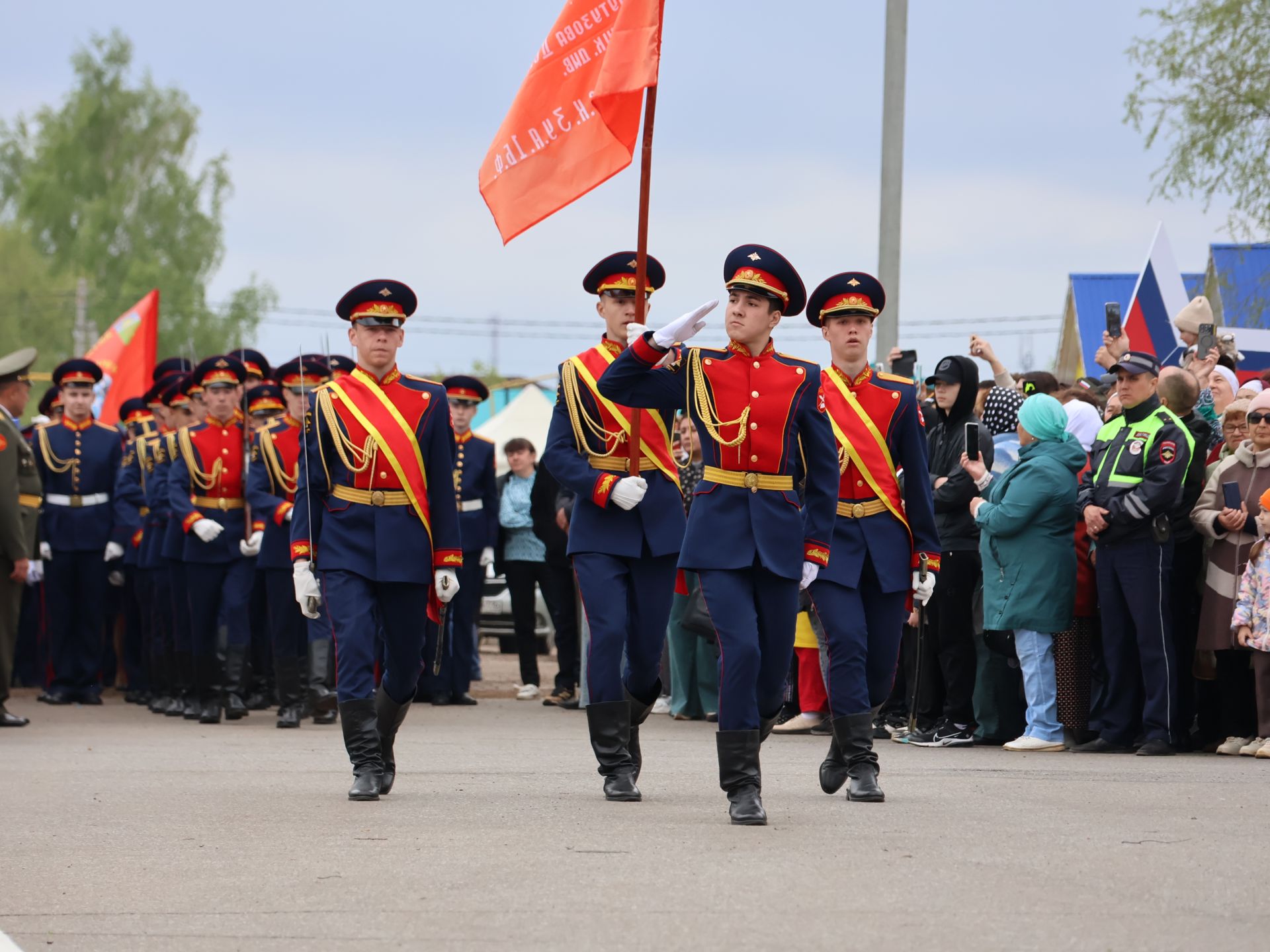 Җиңү килде җирне нурга күмеп, Шатлык белән күзне чылатып!