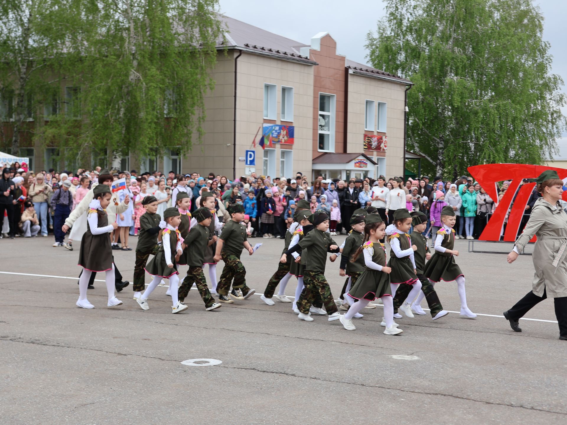 Җиңү килде җирне нурга күмеп, Шатлык белән күзне чылатып!