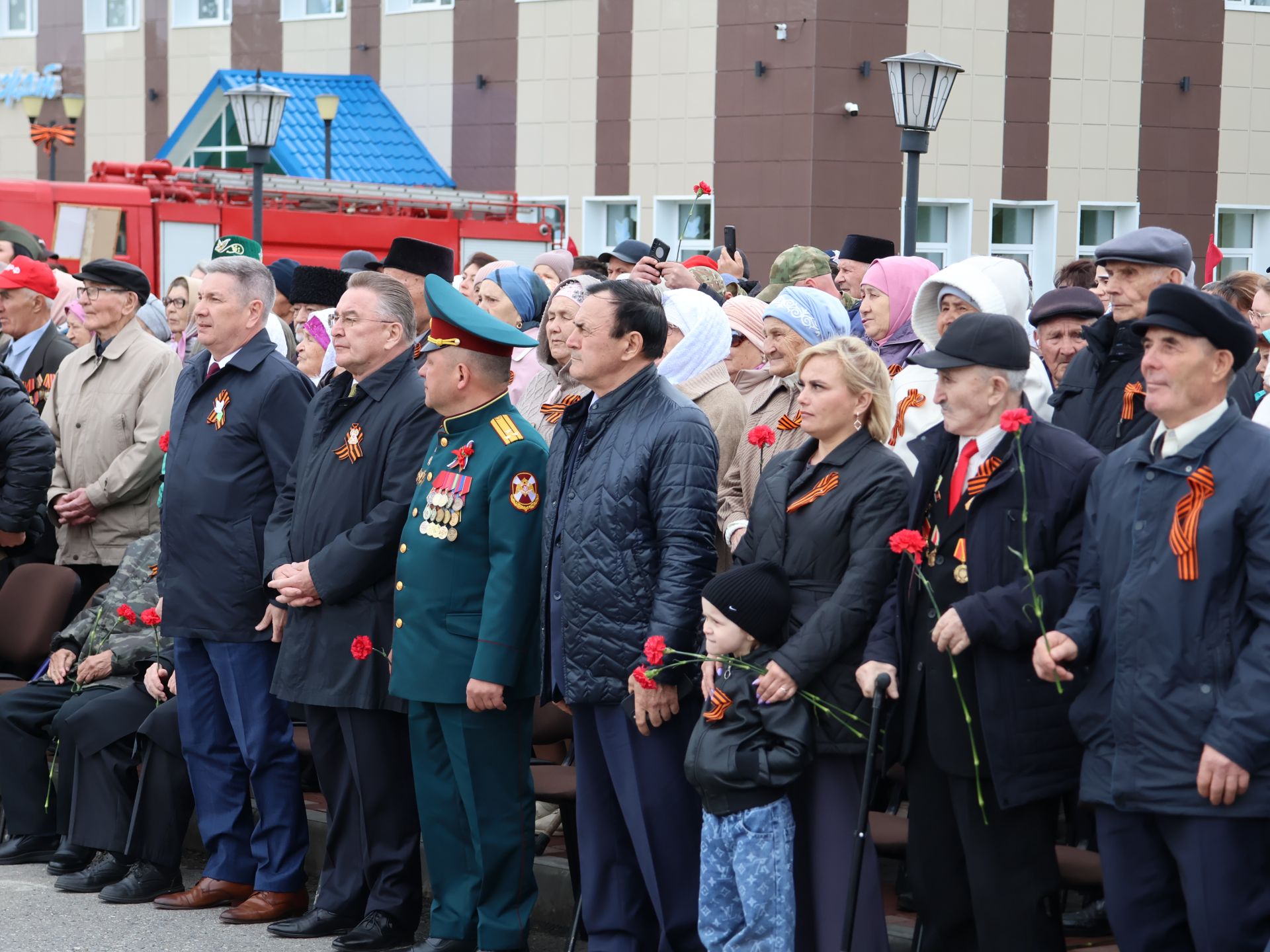 Җиңү килде җирне нурга күмеп, Шатлык белән күзне чылатып!