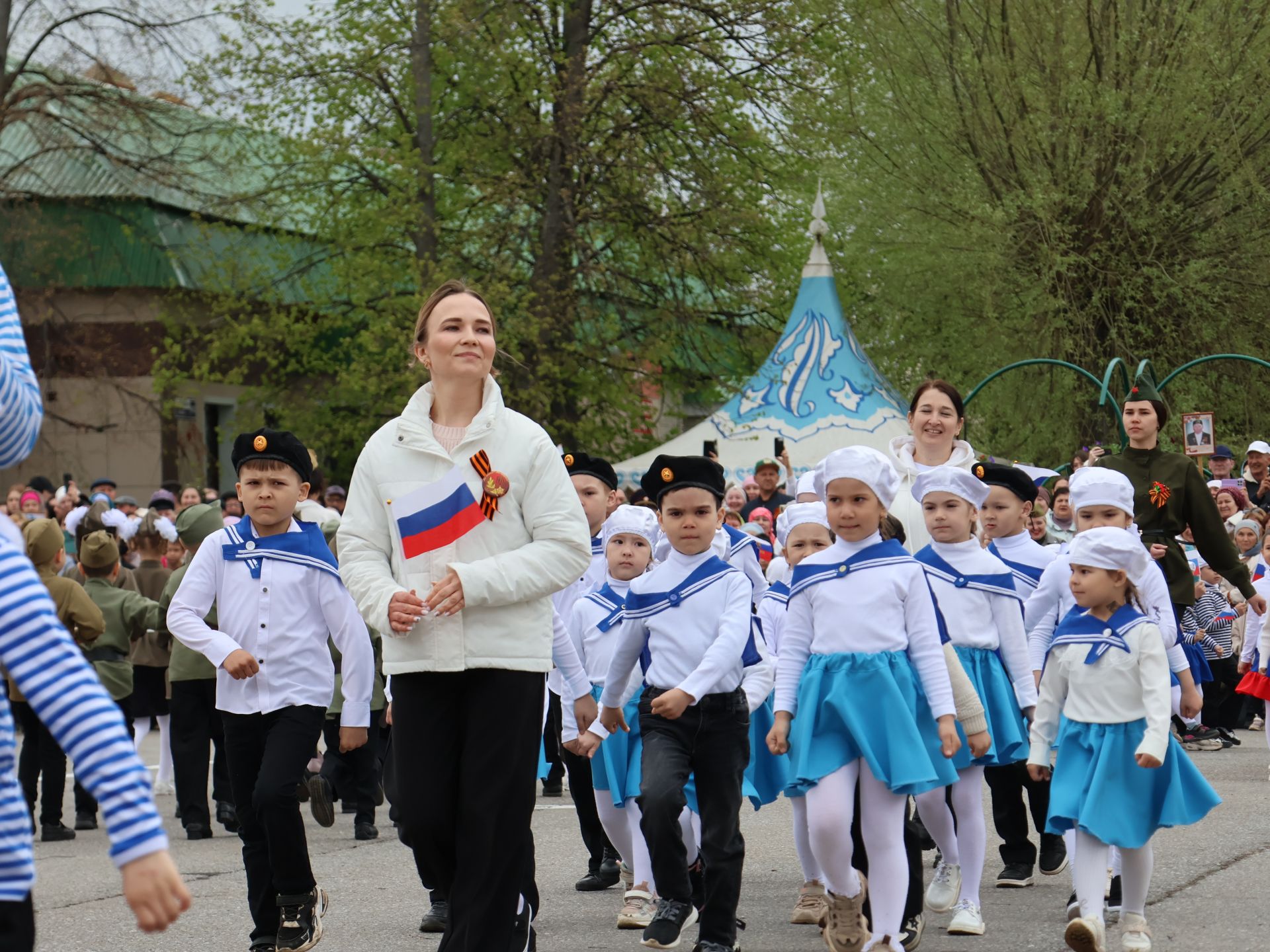 Җиңү килде җирне нурга күмеп, Шатлык белән күзне чылатып!