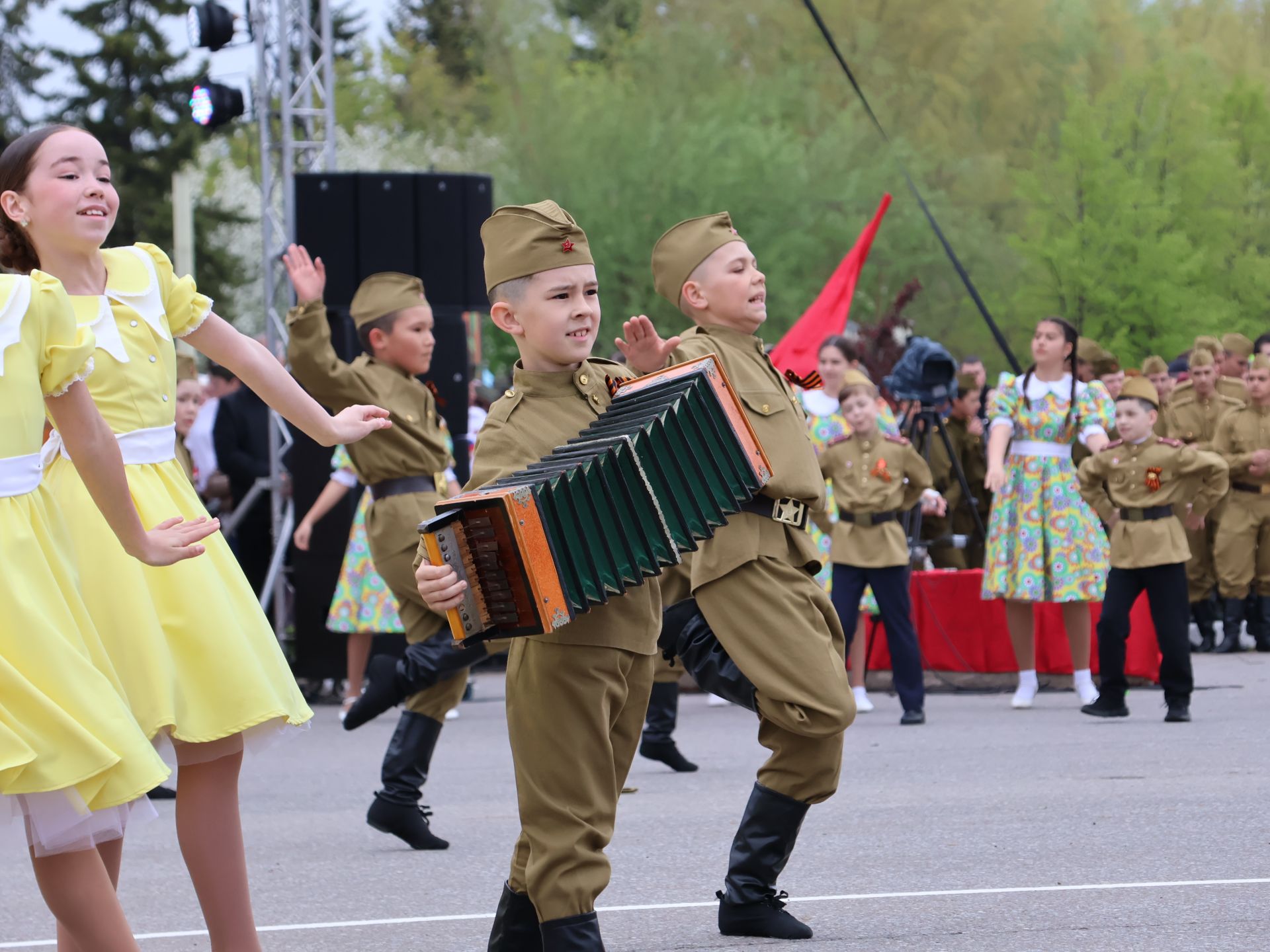 Җиңү килде җирне нурга күмеп, Шатлык белән күзне чылатып!
