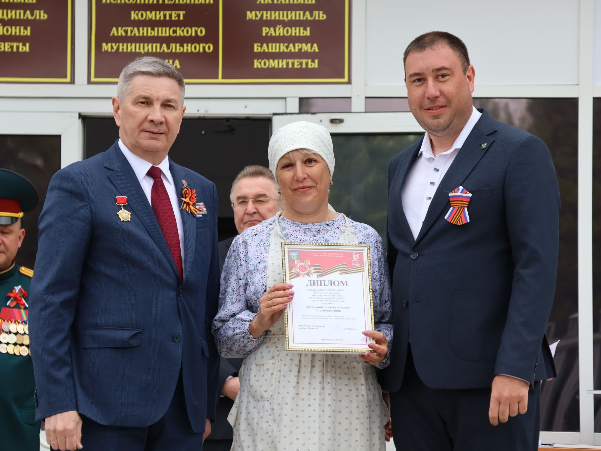 Җиңү килде җирне нурга күмеп, Шатлык белән күзне чылатып!